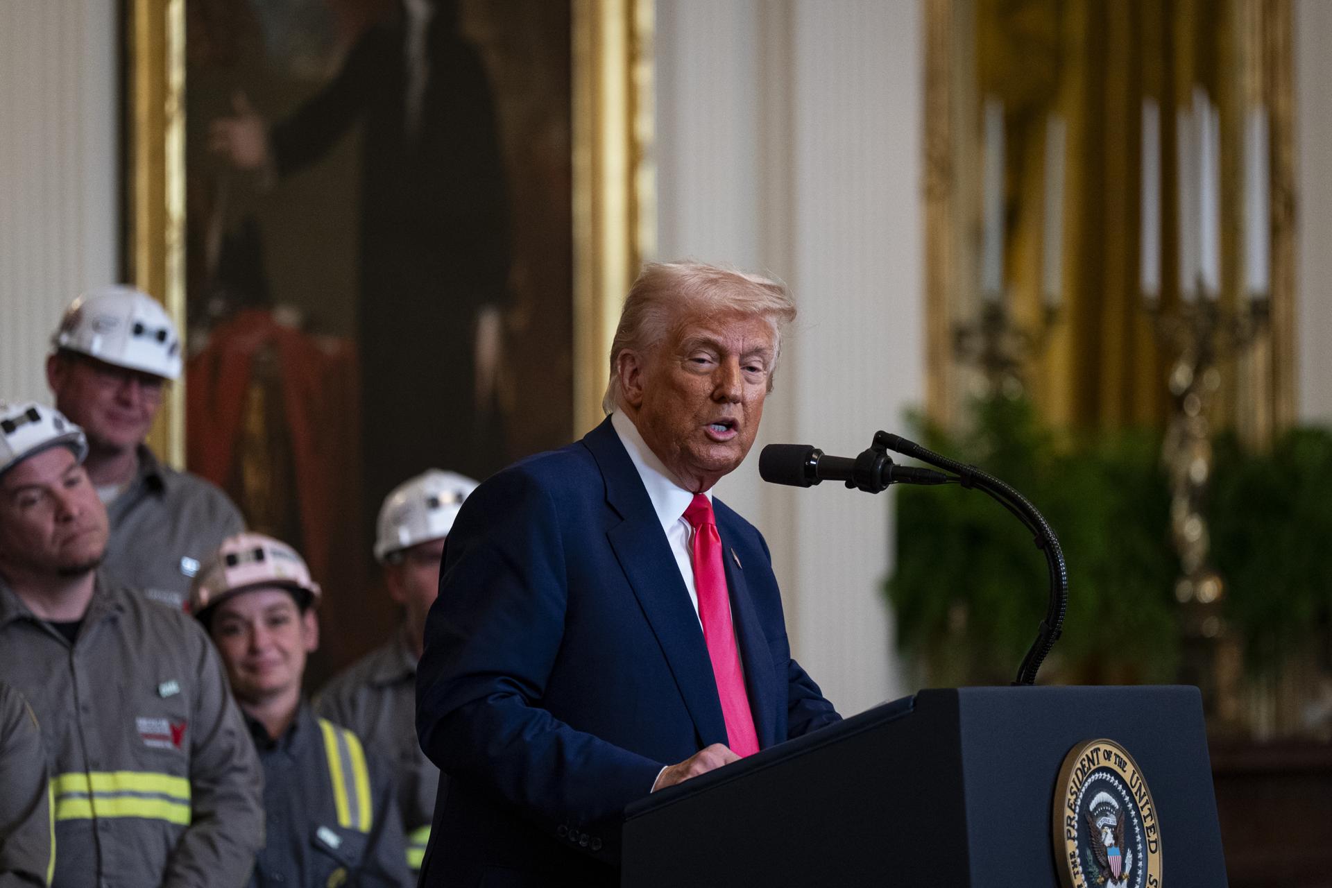El presidente de EE. UU., Donald Trump, habla durante una ceremonia en el Salón Este de la Casa Blanca en Washington, DC, EE.UU., el 8 de abril de 2025. EFE/EPA/Al Drago / POOL