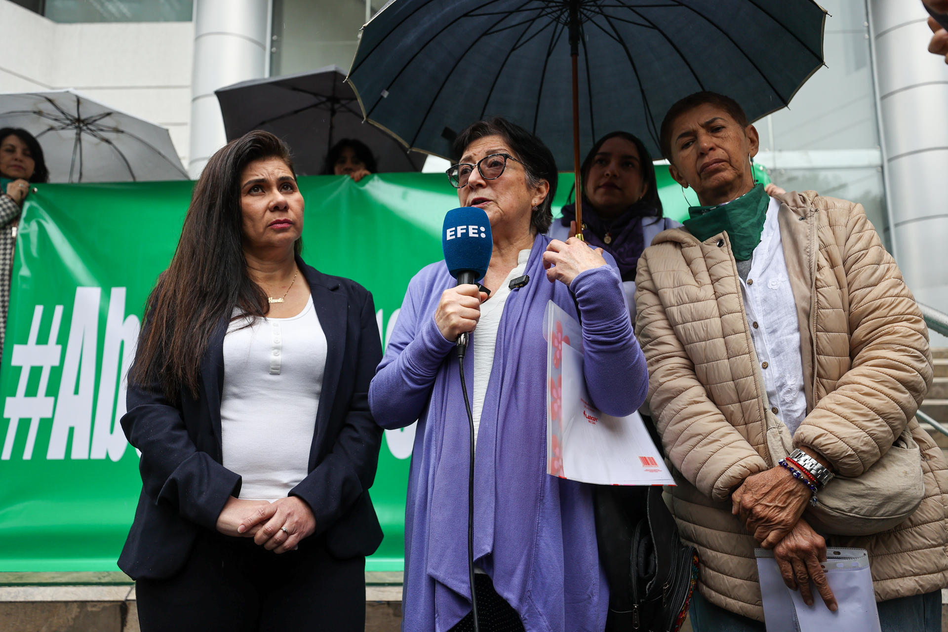 La directora de la Fundación Desafío, Virginia Gómez (c), da declaraciones a periodistas junto a la abogada Anabel Guerrero (i) este 28 de abril de 2025, afuera de la Corte Constitucional en Quito (Ecuador). EFE/ José Jácome