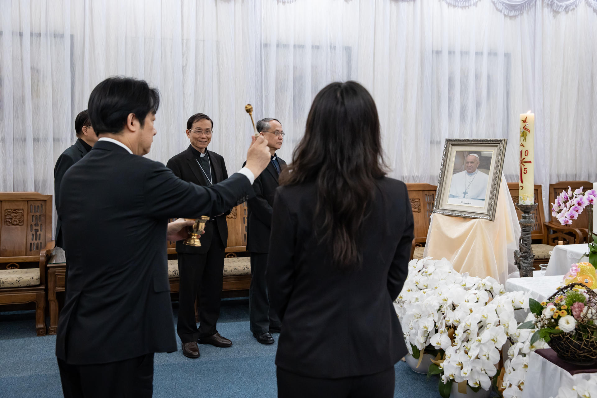 El presidente taiwanés, William Lai (i), participa en un homenaje al papa Francisco en la archidiócesis católica de Taipéi. El Ministerio de Asuntos Exteriores de Taiwán está haciendo "lo posible" para que el presidente isleño, William Lai, pueda asistir al funeral del papa Francisco, previsto para el próximo sábado, aseguró este miércoles el vicecanciller taiwanés François Chih-chung Wu. La Ciudad del Vaticano es uno de los doce Estados -el único europeo- que mantiene relaciones diplomáticas con Taiwán, una isla gobernada de forma autónoma desde 1949 bajo el nombre de la República de China y considerada por las autoridades de Pekín como una "provincia rebelde". EFE/ Liu Shu Fu/oficina Presidencial De Taiwán SOLO USO EDITORIAL/SOLO DISPONIBLE PARA ILUSTRAR LA NOTICIA QUE ACOMPAÑA (CRÉDITO OBLIGATORIO)