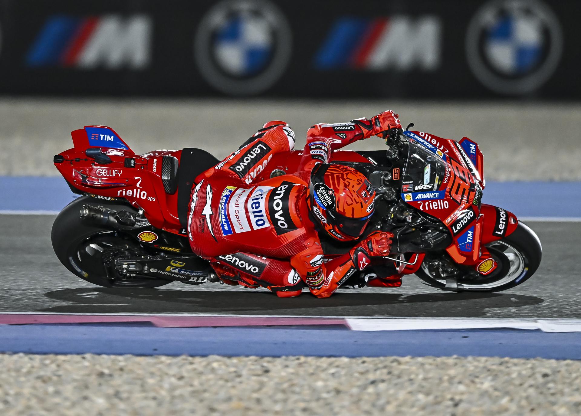 El piloto español de MotoGP Marc Márquez del equipo Ducati Lenovo en acción durante el Gran Premio de Motociclismo de Catar en el Circuito Internacional de Lusail. EFE/EPA/NOUSHAD THEKKAYIL