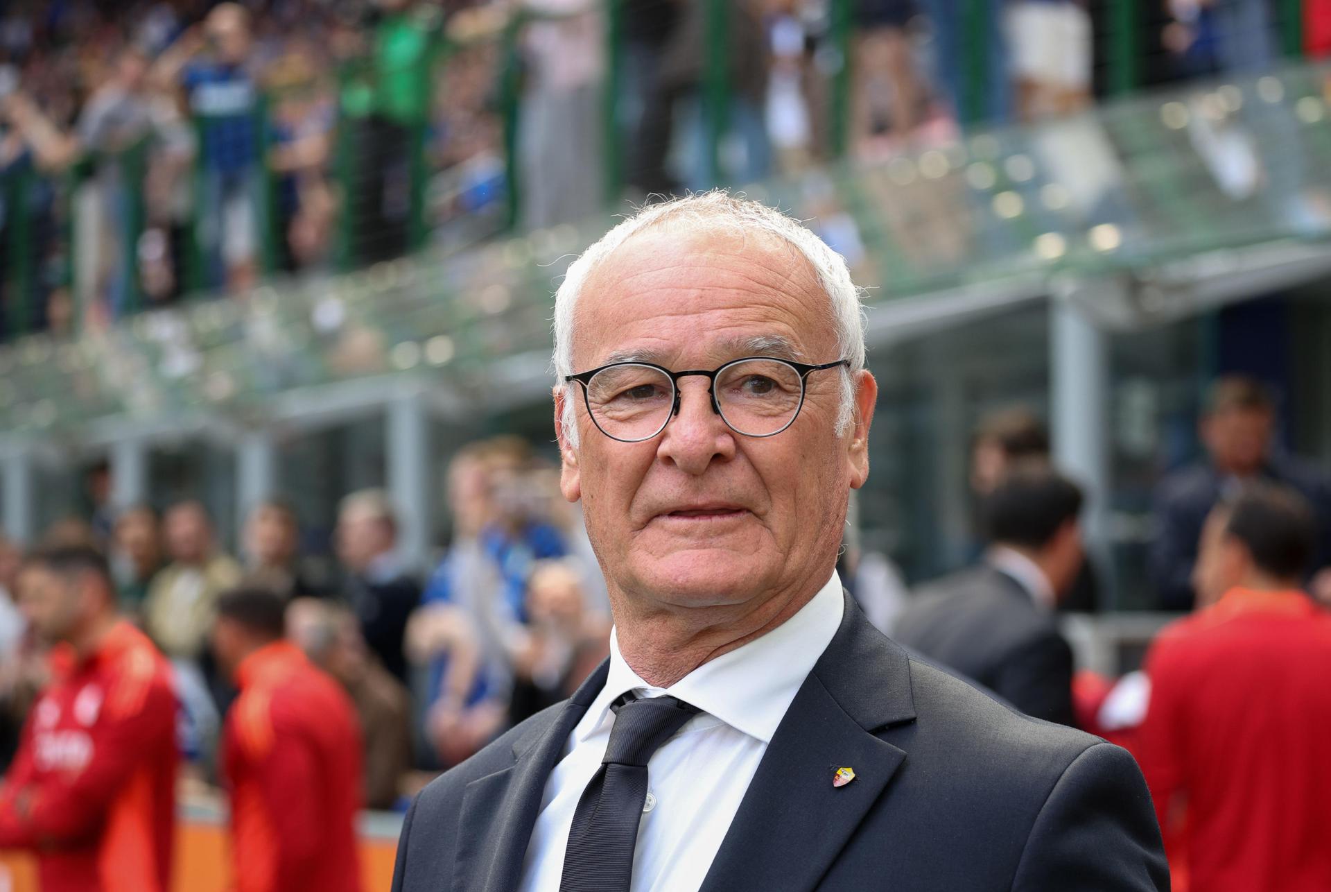 El entrenador de AS Roma, Claudio Ranieri, durante el partido de fútbol de la Serie A italiana contra el Inter, en el Estadio Giuseppe Meazza. EFE/EPA/Roberto Bregani