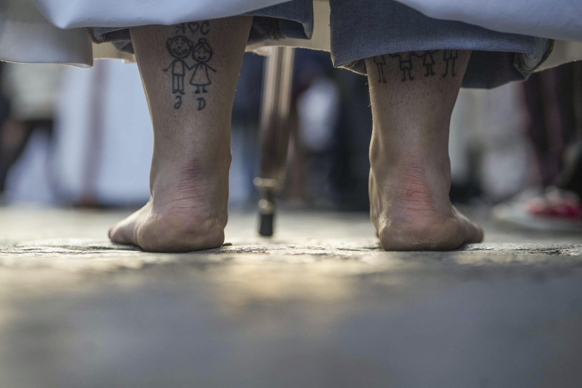 Detalle de los tobillos de un nazareno. EFE / Rafa Alcaide