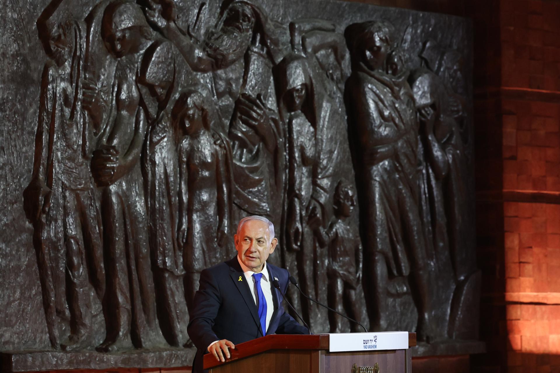 El Primer Ministro israelí Benjamin Netanyahu pronuncia un discurso durante la ceremonia oficial de apertura del Día de Conmemoración de los Mártires y Héroes del Holocausto en Israel, en el museo conmemorativo del Holocausto Yad Vashem en Jerusalén, el 23 de abril de 2025. Israel conmemora el Día del Recuerdo del Holocausto, recordando a los seis millones de judíos asesinados por los nazis alemanes durante la Segunda Guerra Mundial. (Jerusalén) EFE/EPA/ABIR SULTAN
