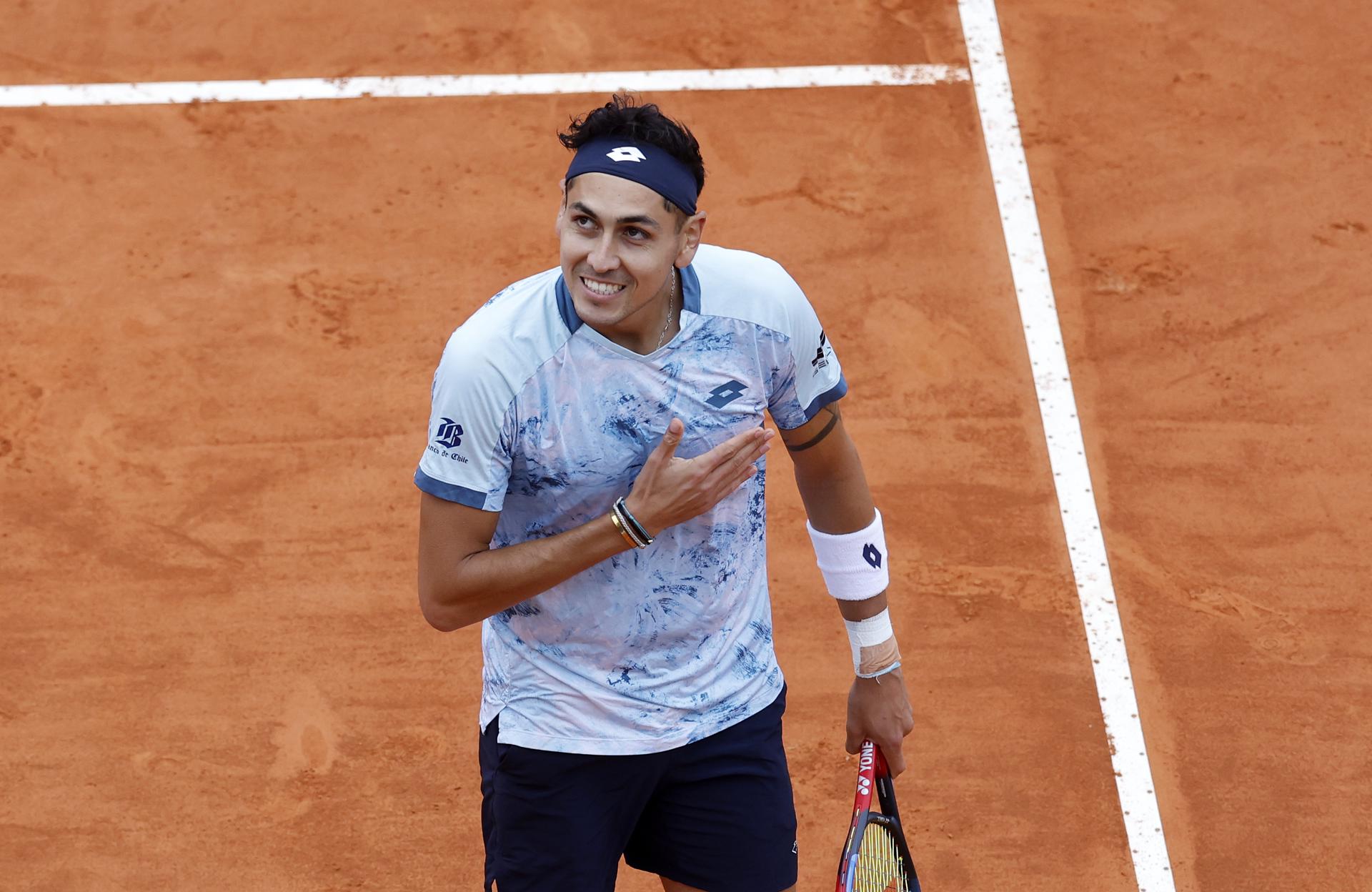 El chileno Alejandro Tabilo celebra un punto ante el serbio Novak Djokovic (fuera de imagen) en Montecarlo. EFE/EPA/SEBASTIEN NOGIER