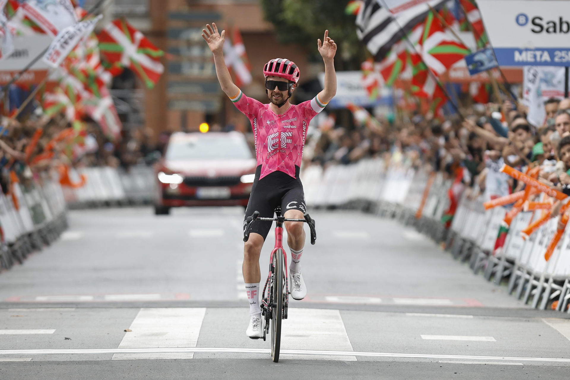GRAFCAV6122. MARKINA (BIZKAIA), 11/04/2025.- El ciclista irlandés Ben Healy (EF Education-EasyPost) celebra su victoria en la quinta etapa de la 64 edición de la Itzulia Basque Country/Vuelta al País Vasco que se ha disputado este viernes entre Orduña-Gernika. EFE/Miguel Toña