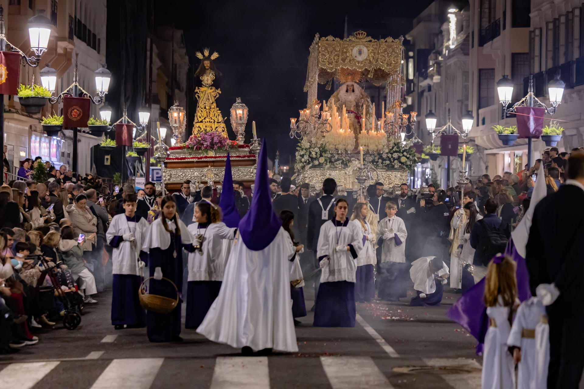 La Cofradía de Nuestro Padre Jesús Cautivo de Medinaceli y María Santísima del Rocío durante su recorrido hoy jueves santo por las calles de Melilla. EFE / José Manuel Giner Gutierrez.