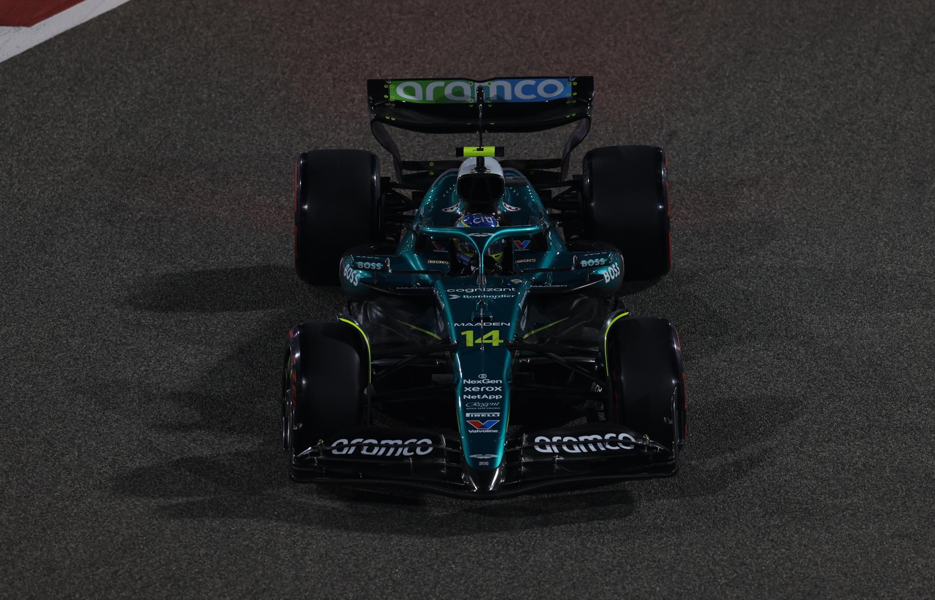SAKHIR (Bahrain), 11/04/2025.- El español Fernando Alonso (Aston Martin), doble campeón del mundo de Fórmula Uno, que marcó el decimoquinto tiempo en los entrenamientos libres del Gran Premio de Baréin, el cuarto del Mundial, este viernes en el circuito de Sakhir. EFE/EPA/ALI HAIDER