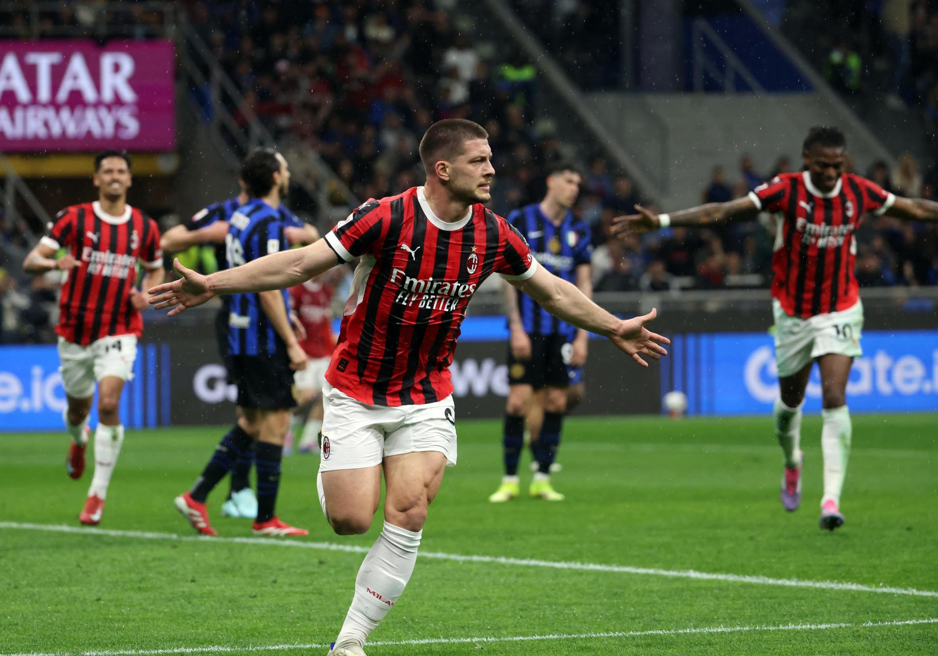 Luka Jovic, del AC Milan, celebra tras marcar un gol al Inter,  en el partido de vuelta de las semifinales de la Copa Italia. EFE/EPA/MATTEO BAZZI