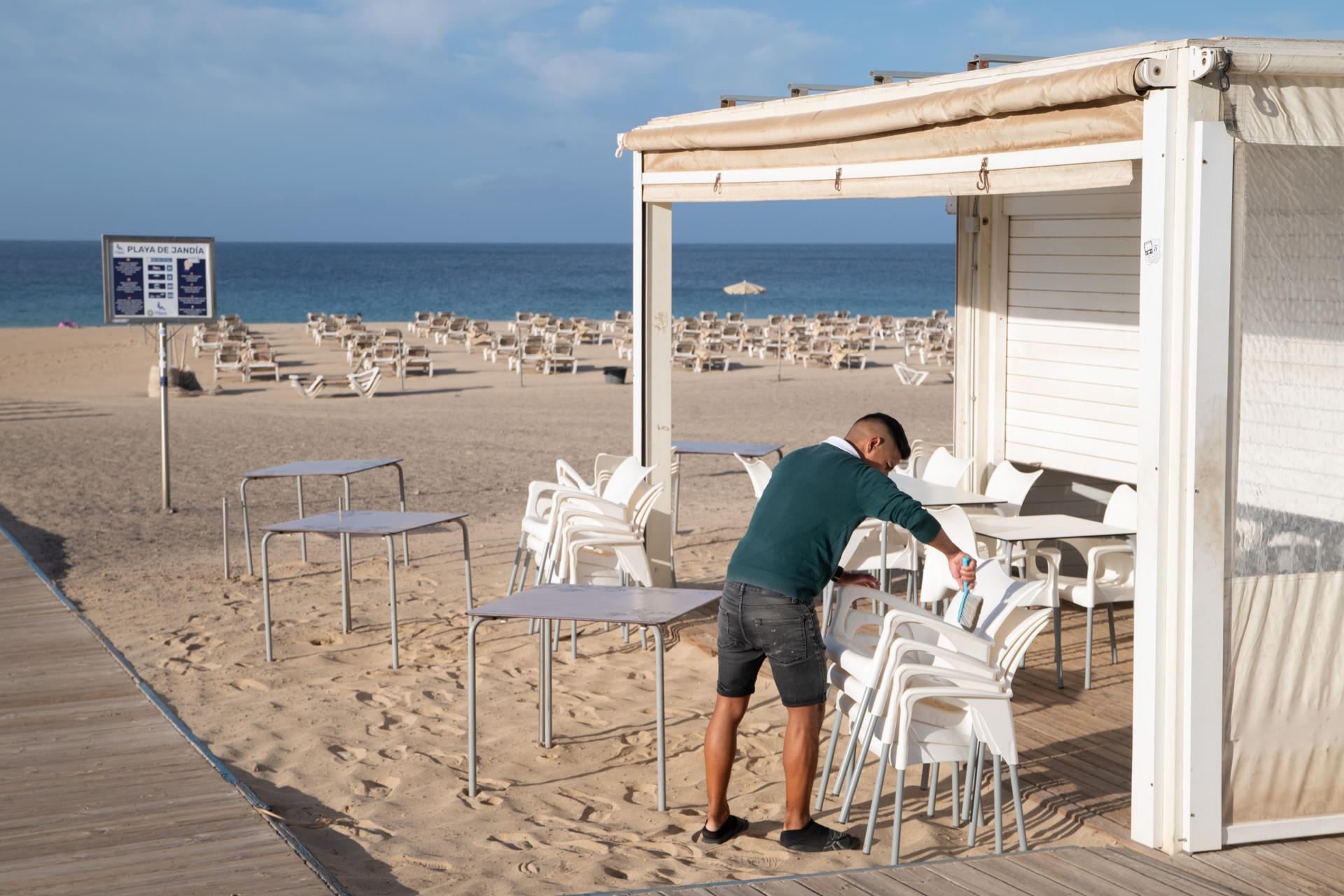 Un camarero prepara la terraza del chiringuito de la playa de Morro Jable, en Fuerteventura, este jueves, a la espera de los turistas. EFE/Carlos de Saá
