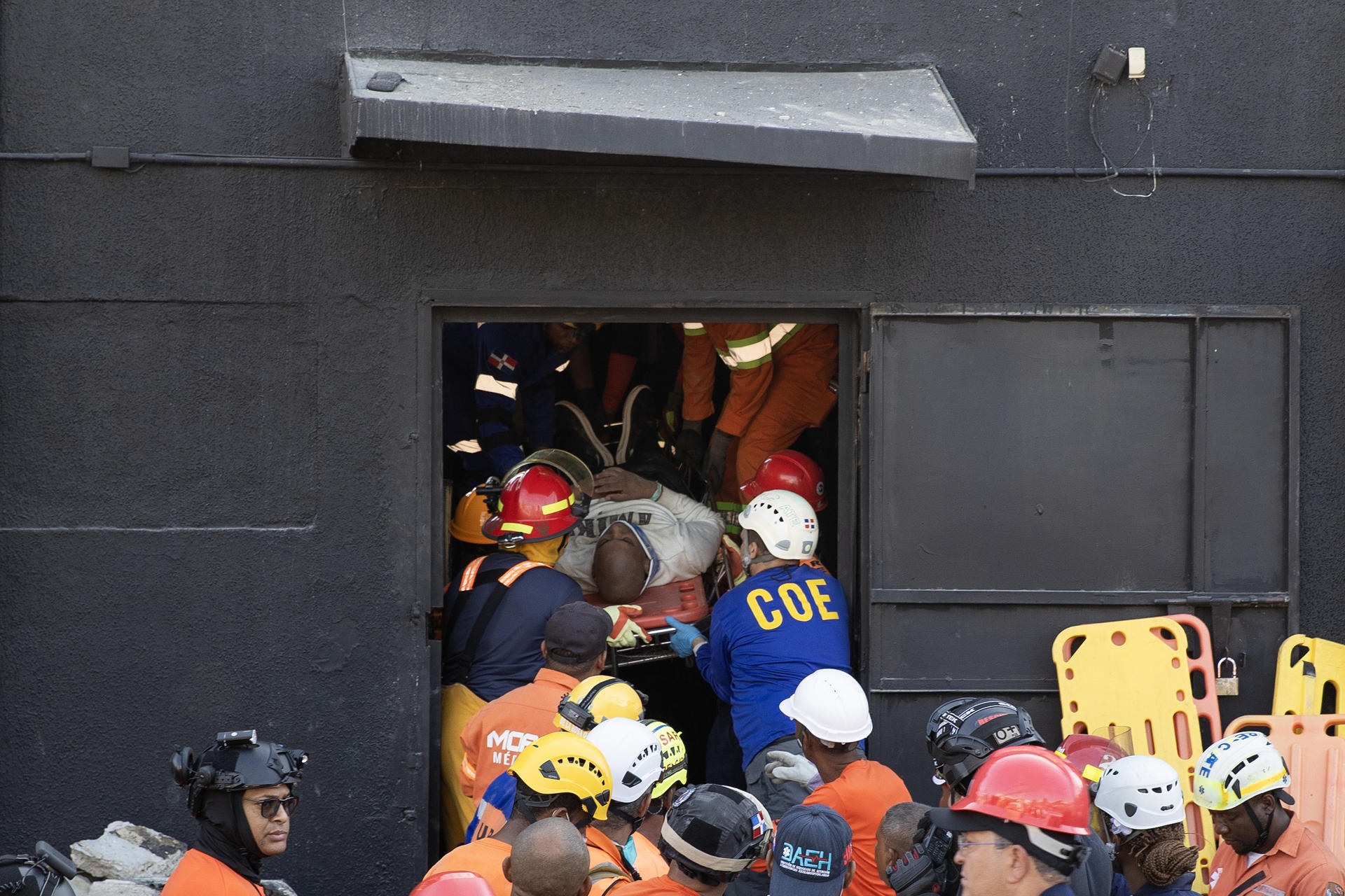 Integrantes del cuerpo de bomberos y de rescate evacuan a un herido este martes, en la discoteca Jet Set en Santo Domingo (República Dominicana). EFE/ Orlando Barría