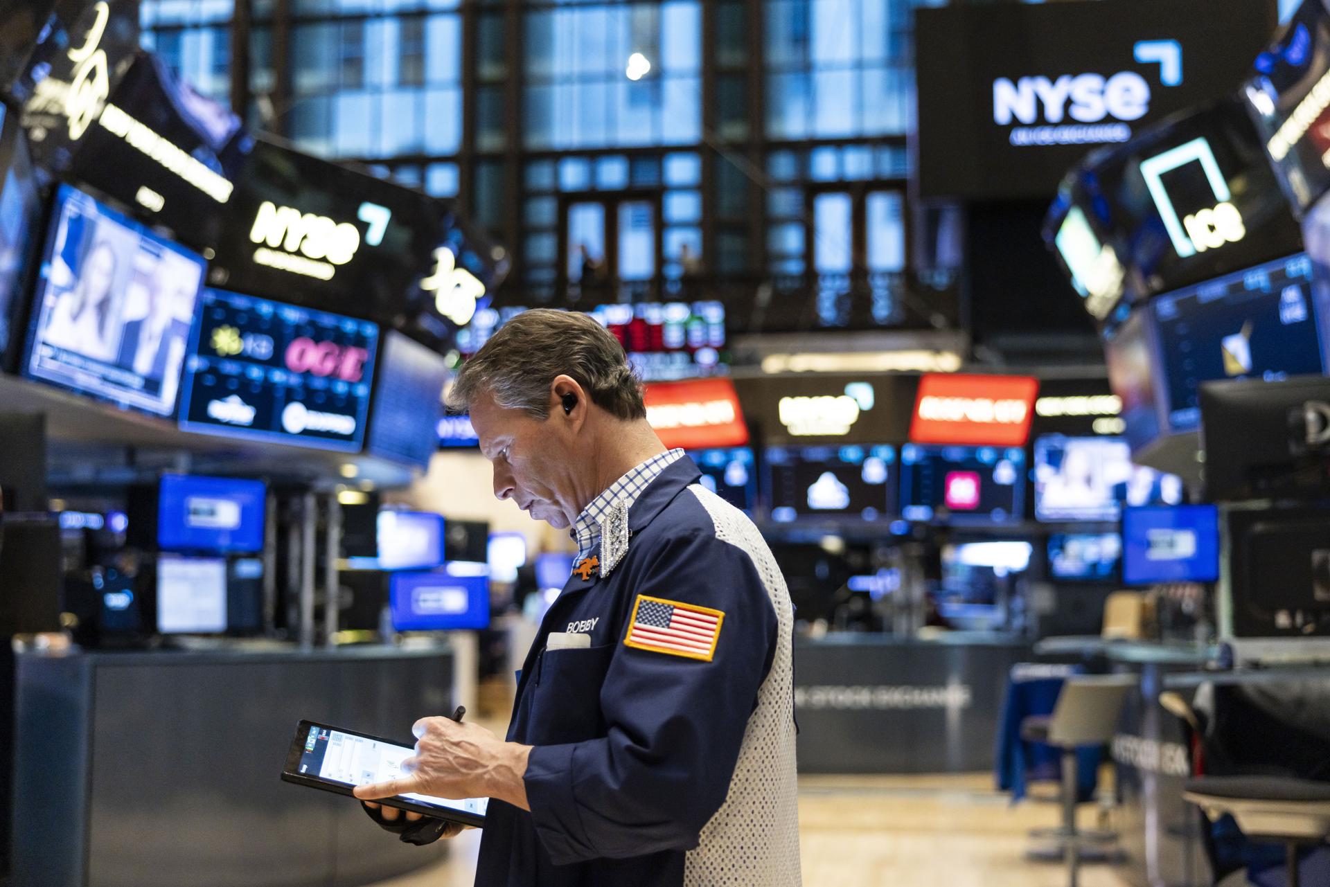 Foto de archivo que muestra a un corredor en la bolsa de valores de Nueva York. EFE/EPA/JUSTIN LANE