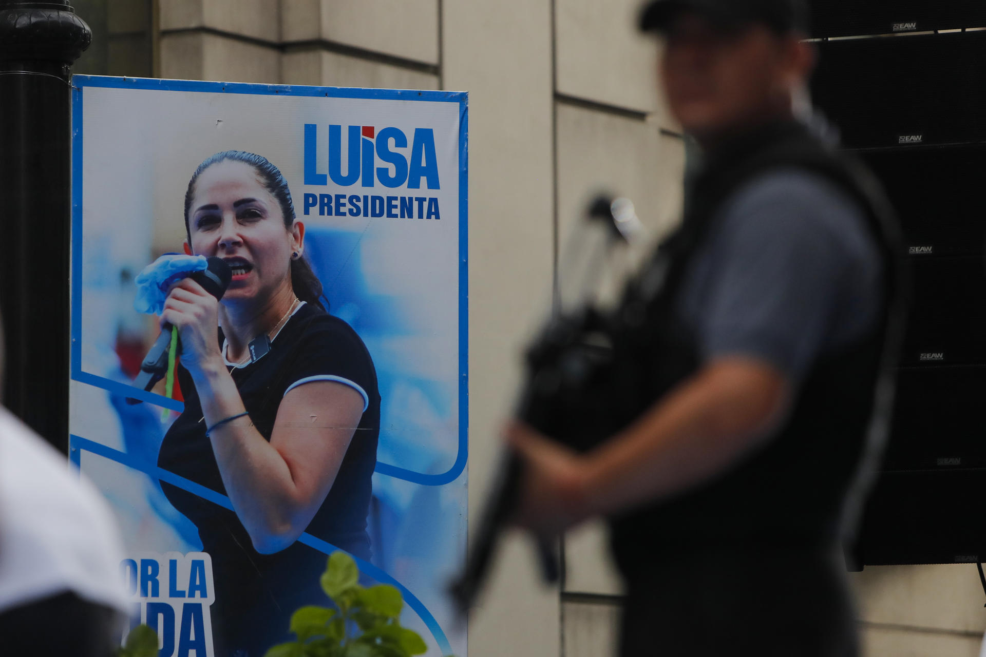 Fotografía de un cartel de la candidata a la Presidencia de Ecuador Luisa González durante su cierre de campaña este jueves, en Guayaquil (Ecuador). EFE/ Carlos Durán Araújo
