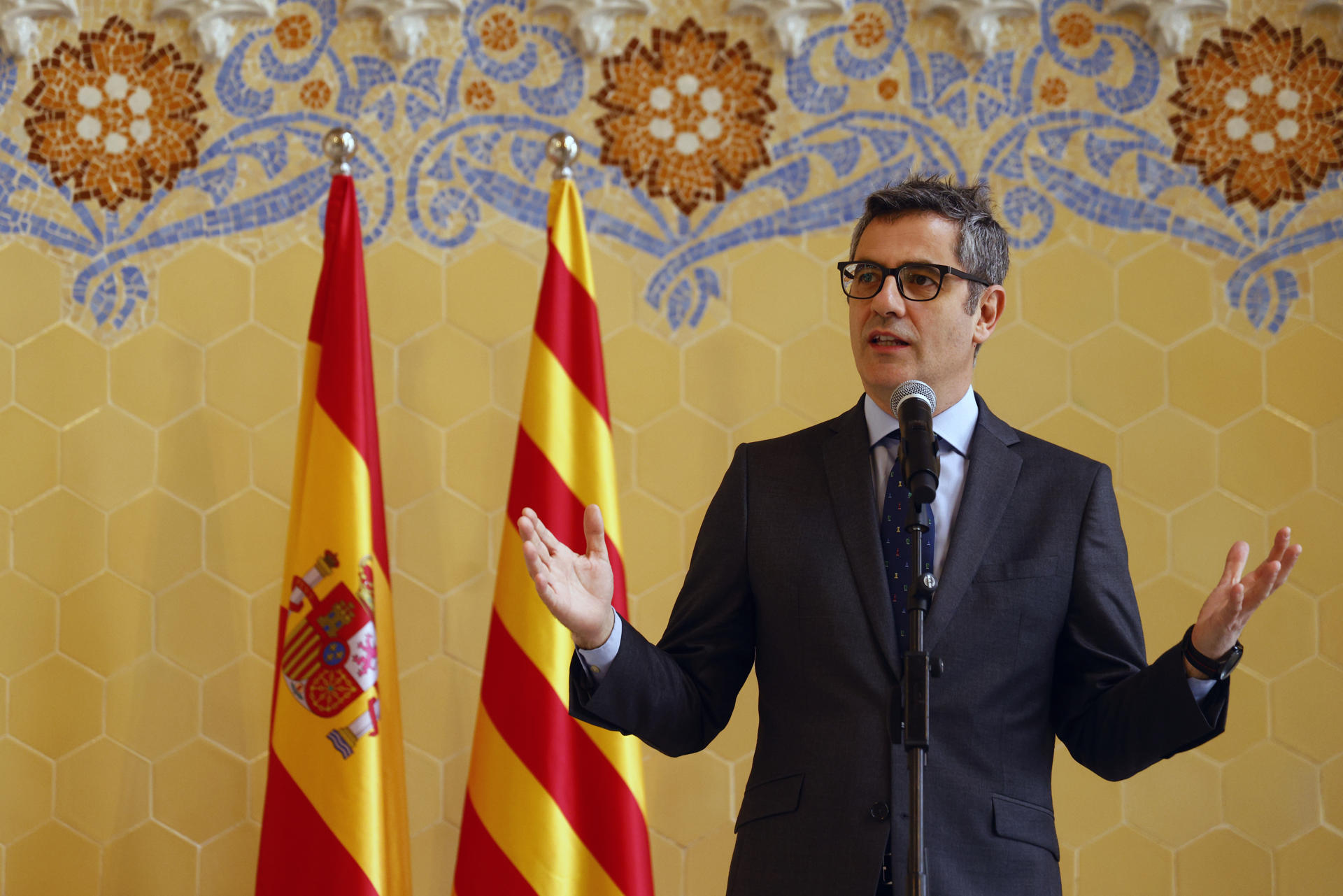 El ministro de la Presidencia, Justicia y Relaciones con las Cortes, Félix Bolaños, atiende a los medios en el Recinto Modernista de Sant Pau de Barcelona, donde reúne este viernes a los consejeros de las comunidades con competencias en la materia, un día después de la entrada en vigor de la ley de eficiencia que comporta una reforma de la planta judicial y medidas para fomentar la mediación en los litigios.EFE/ Quique García