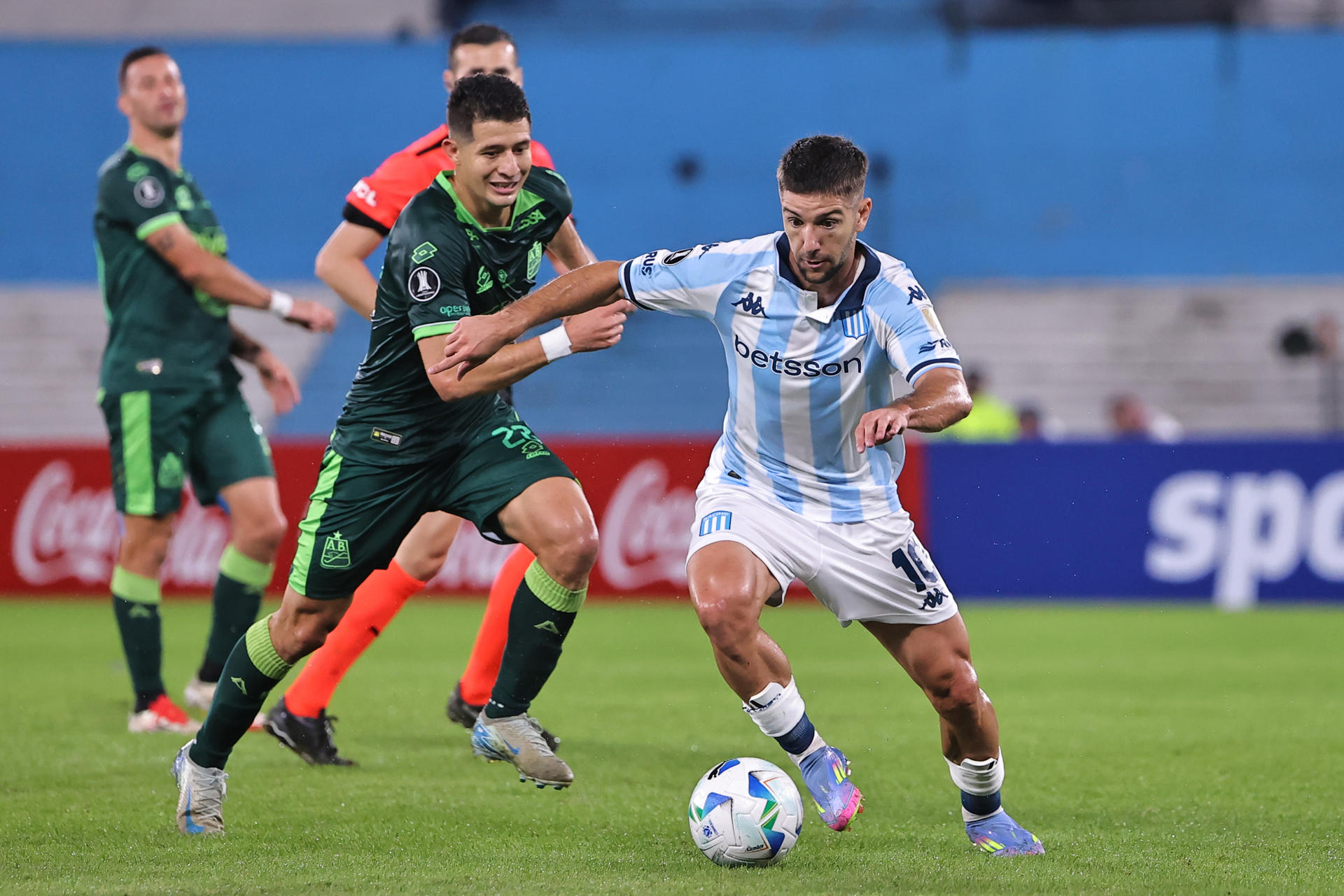 Luciano Vietto (d) de Racing disputa un balón con Carlos Romaña de Atlético Bucaramanga en un partido de la fase de grupos de la Copa Libertadores. EFE/ Juan Ignacio Roncoroni