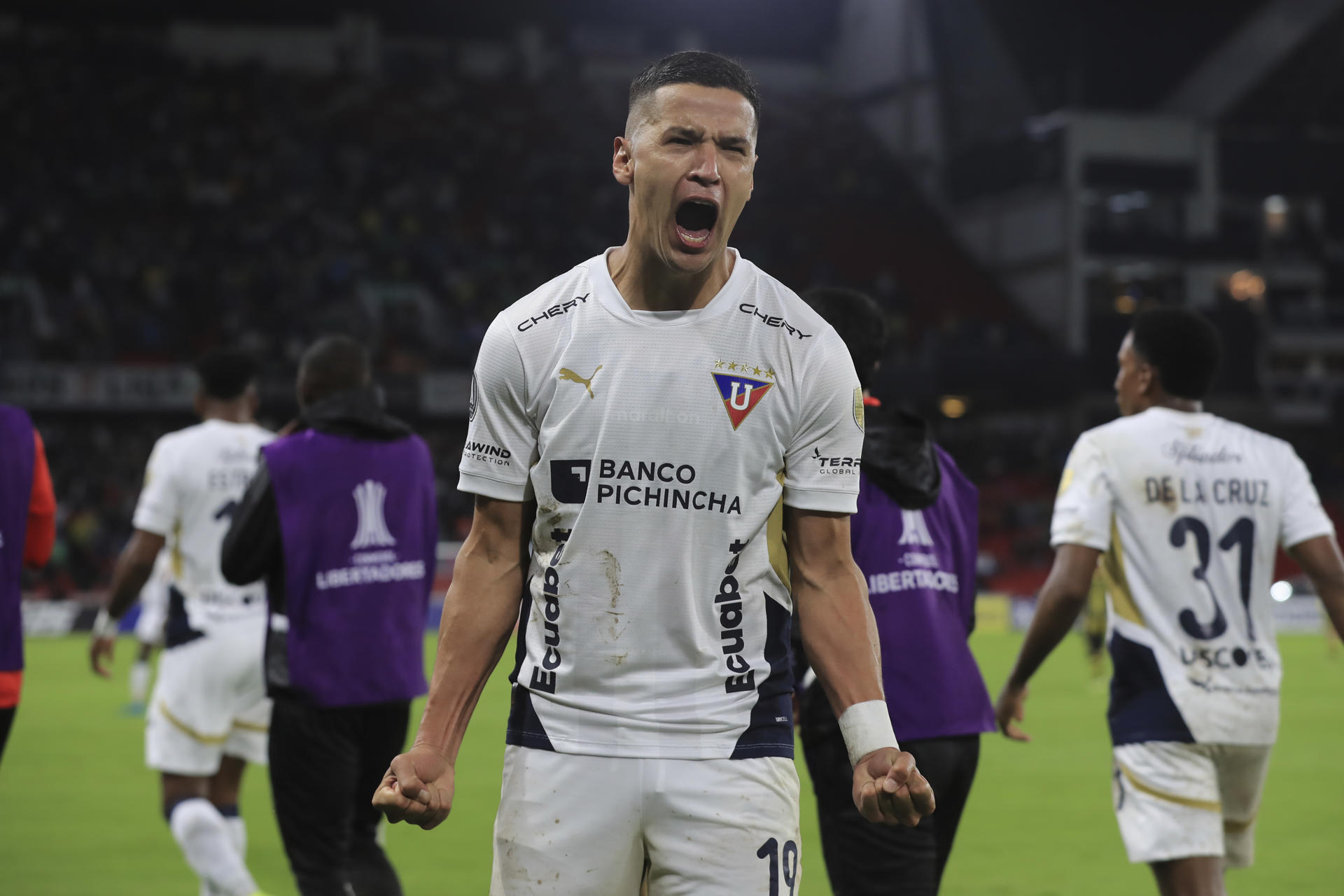 Álex Arce (c), de LDU, celebra un gol en un partido de la Copa Libertadores entre LDU Quito y Táchira en Quito (Ecuador). EFE/ José Jácome