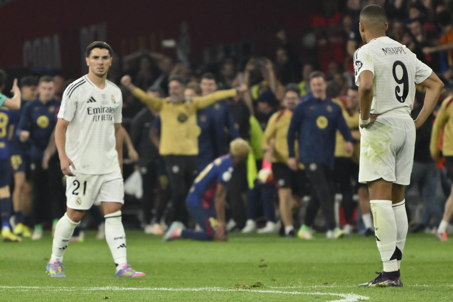 El delantero del Real Madrid Kylian Mbappé (d) tras el tercer gol del FC Barcelona durante la final de la Copa del Rey que disputaron Real Madrid y FC Barcelona en el estadio de La Cartuja, en Sevilla. EFE/Raúl Caro.