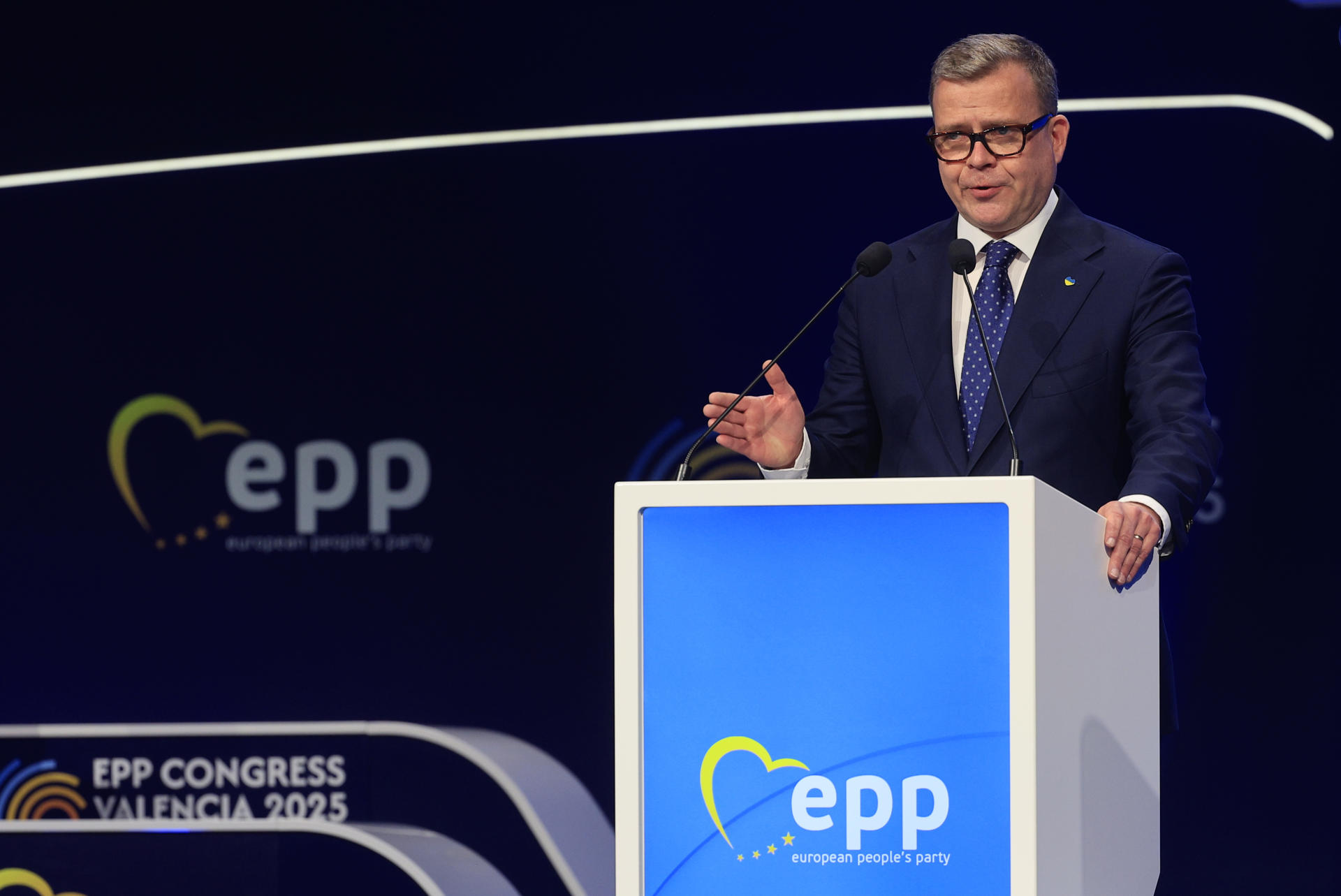 El primer ministro finlandés, Petteri Orpo, pronuncia un discurso durante el Congreso anual del Partido Popular Europeo (PPE) celebrado en Valencia, España, el 30 de abril de 2025. EFE/Kai Foersterling