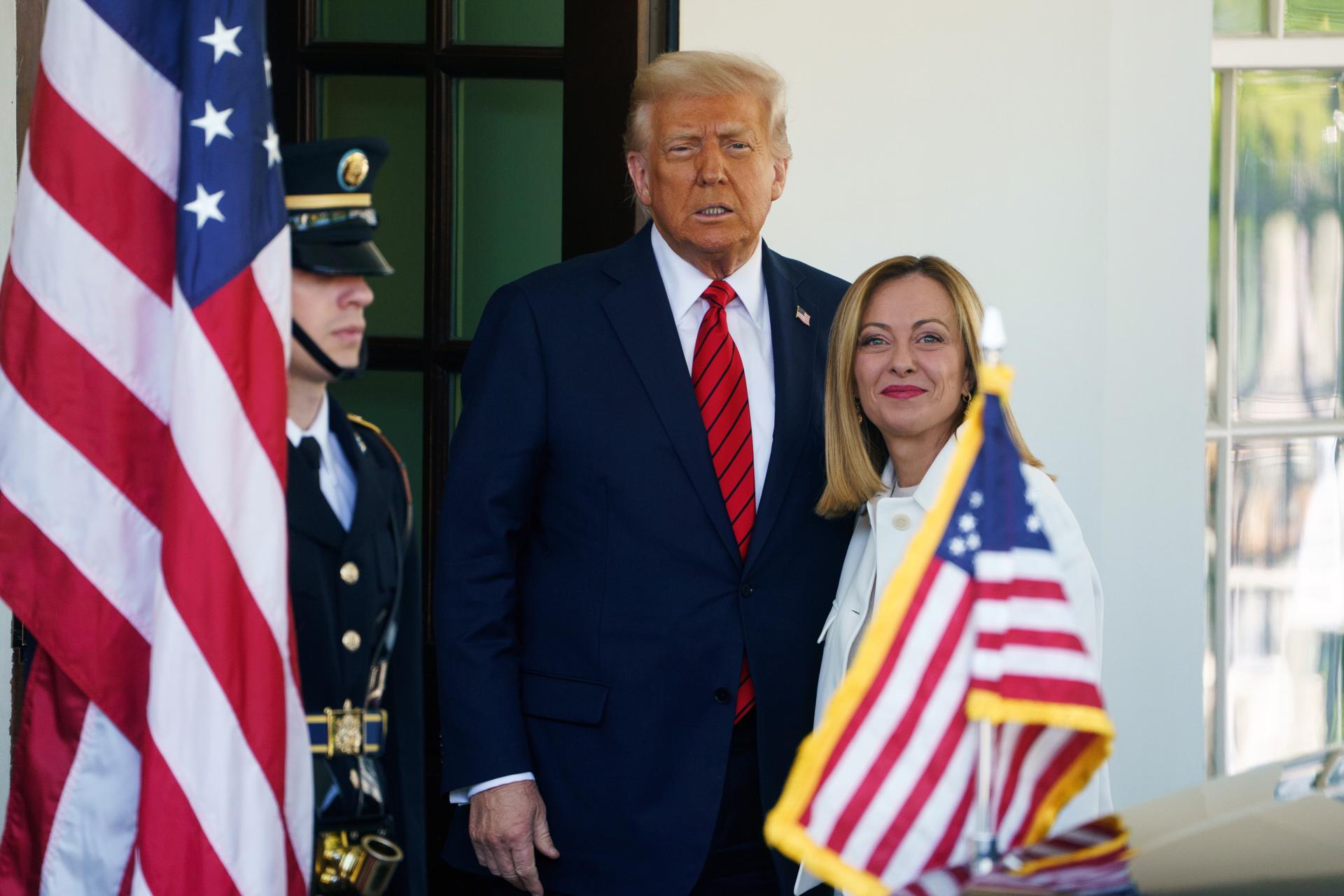 El presidente de Estados Unidos, Donald Trump, saluda a la primera ministra italiana, Giorgia Meloni, en la Casa Blanca. EFE/EPA/WILL OLIVER