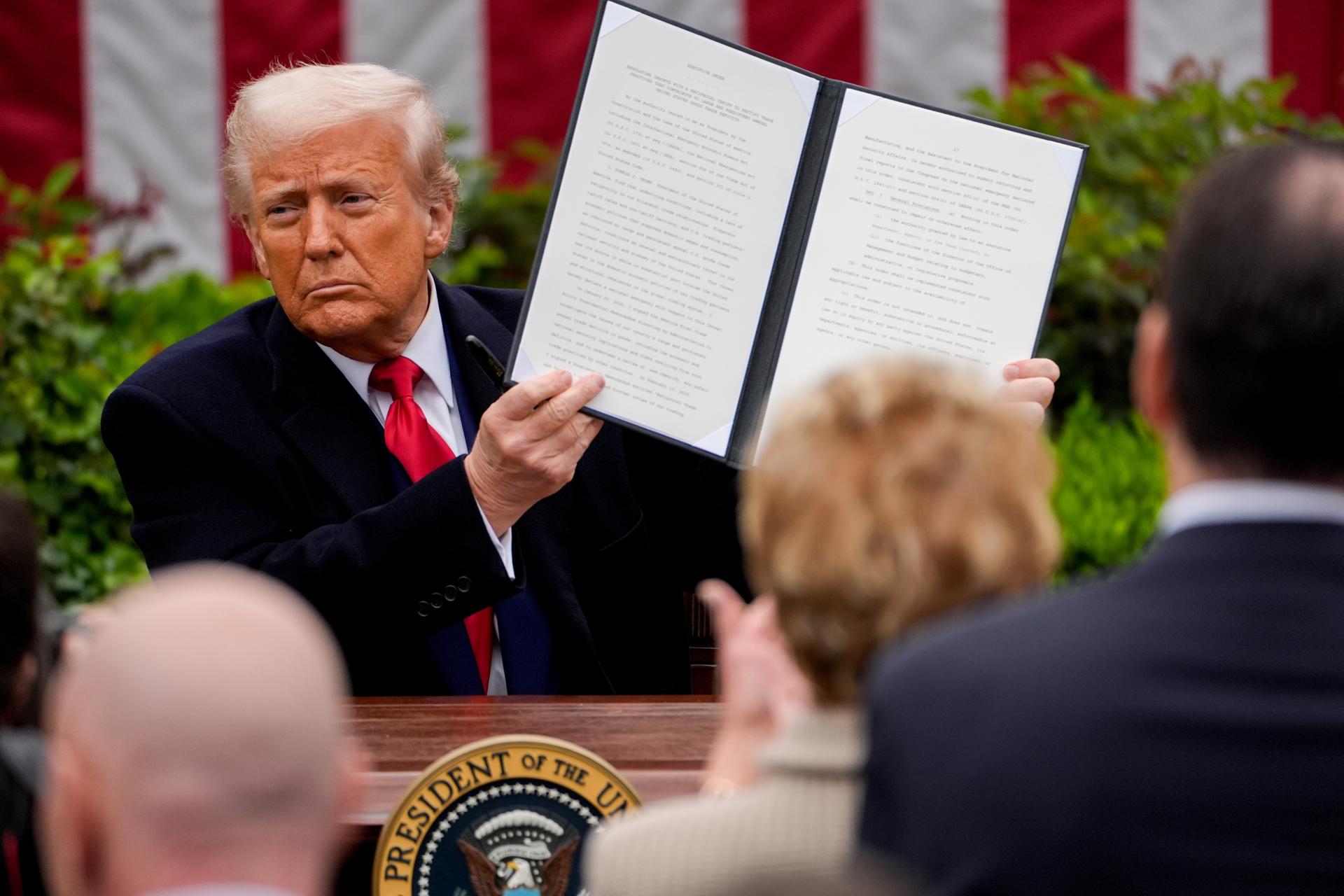 El presidente de Estados Unidos, Donald Trump, muestra el decreto ejecutivo que firmó para ajustar "aranceles recíprocos" a muchos países con los que EE.UU. mantiene intercambio comercial, en la Rosaleda de la Casa Blanca, en Washington DC (EE.UU.). EFE/Kent Nishimura/Pool