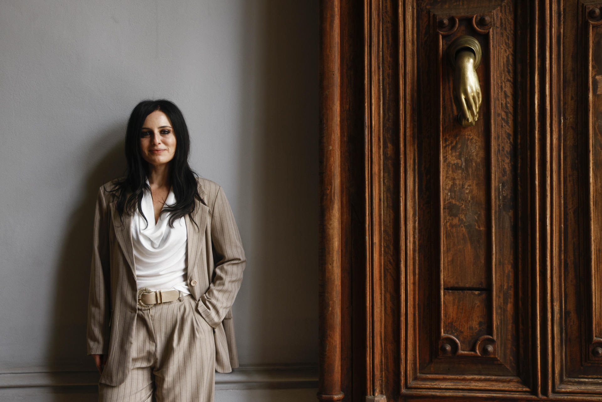 La escritora italiana Francesca Giannone durante una entrevista con EFE tras el enorme éxito de su novela debut 'La cartera', basada en la historia de su bisabuela en tiempos de Mussolini, que solo en 2023 vendió 450.000 ejemplares en Italia, acumula más de 70.000 en castellano desde el pasado año y que este 2025 ha sido traducida al catalán. EFE/Quique García