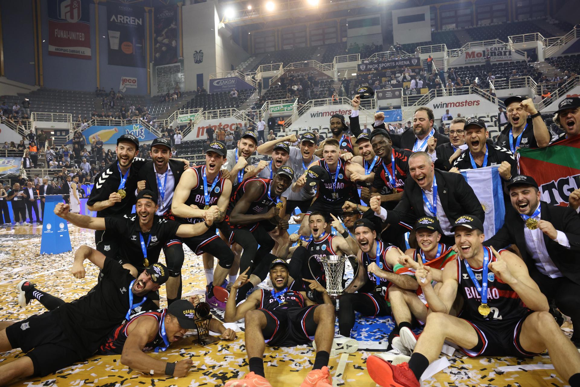 Los jugadores del Bilbao Basket celebran la victoria en la final de la Copa de Europa FIBA. EFE/EPA/ACHILEAS CHIRAS