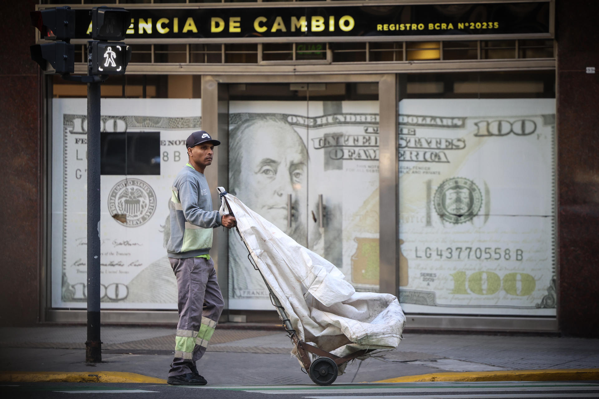 Un hombre fue captado este martes, 1 de abril, frente a una casa de cambio de moneda extranjera, en Buenos Aires (Argentina). EFE/Juan Ignacio Roncoroni