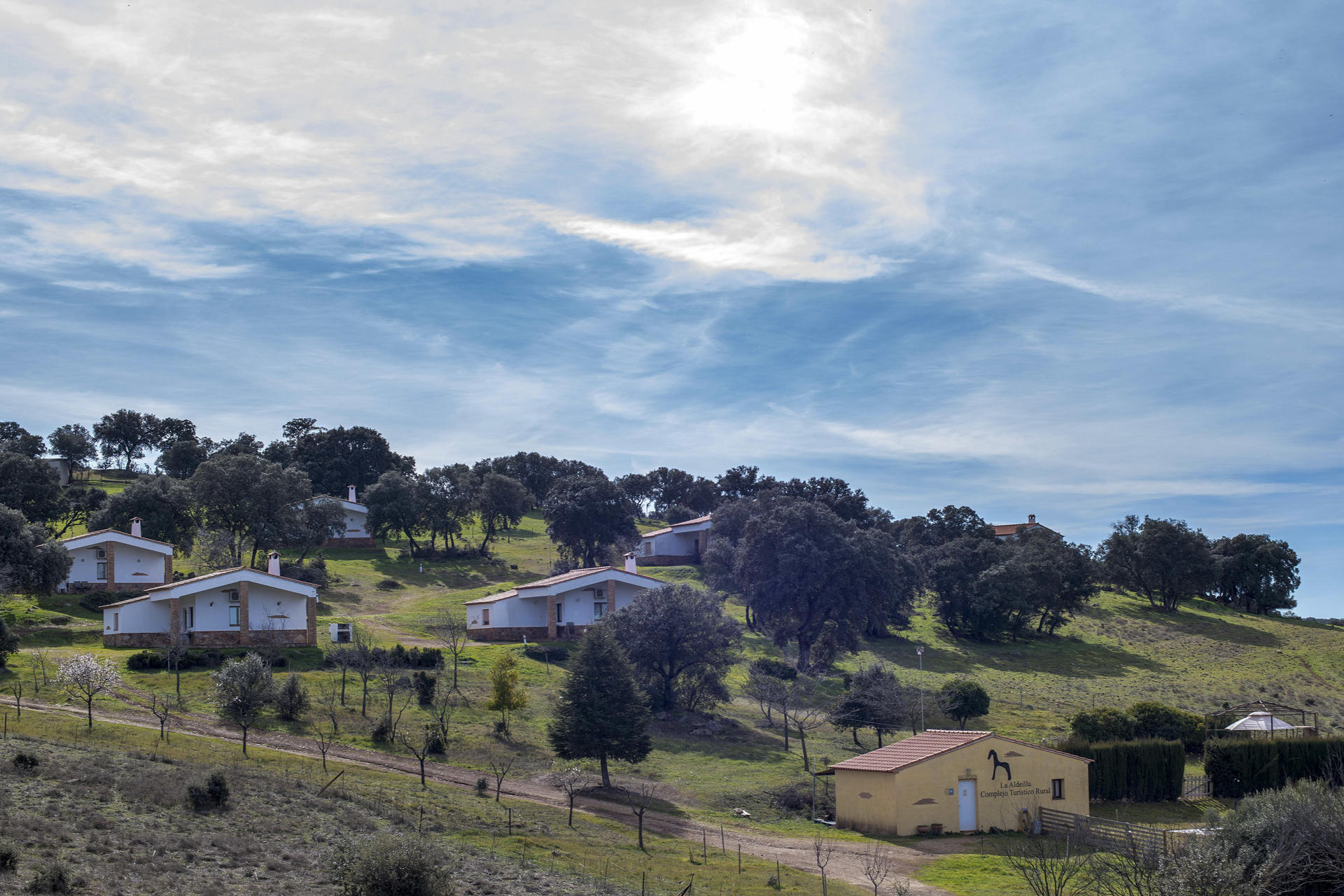 Imagen de archivo de las casas rurales La Aldeílla de Aldeaquemada (Jaén) en el parque natural de Despeñaperros. EFE/ José Manuel Pedrosa