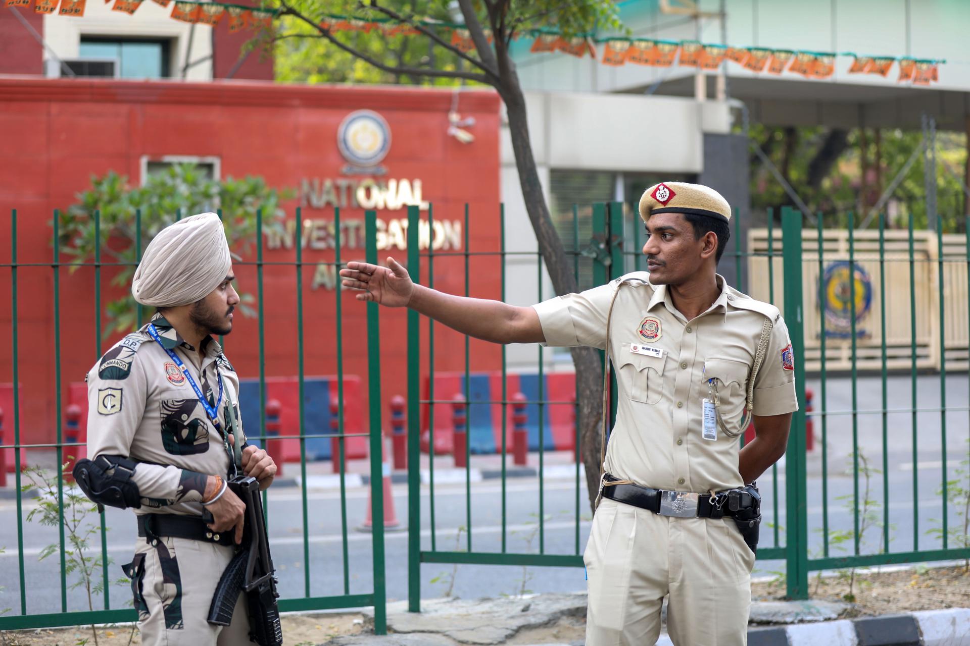 Los agentes de seguridad indios custodian la sede de la Agencia Nacional de Investigación (NIA), donde se espera que sea llevado Tahawwur Hussain Rana, buscado por los atentados terroristas del 26 de noviembre de 2008 en Mumbai, en Nueva Delhi, India, 10 de abril de 2025. El nacional canadiense nacido en Pakistán y presunto co-conspirador de los ataques terroristas de Mumbai del 26/11, Tahawwur Hussain Rana, ha sido extraditado de EE. UU. a India, llegando a Delhi el 10 de abril, donde se espera que sea arrestado formalmente por la Agencia Nacional de Investigación (NIA). (Terrorista, Nueva Delhi) EFE/EPA/RAJAT GUPTA