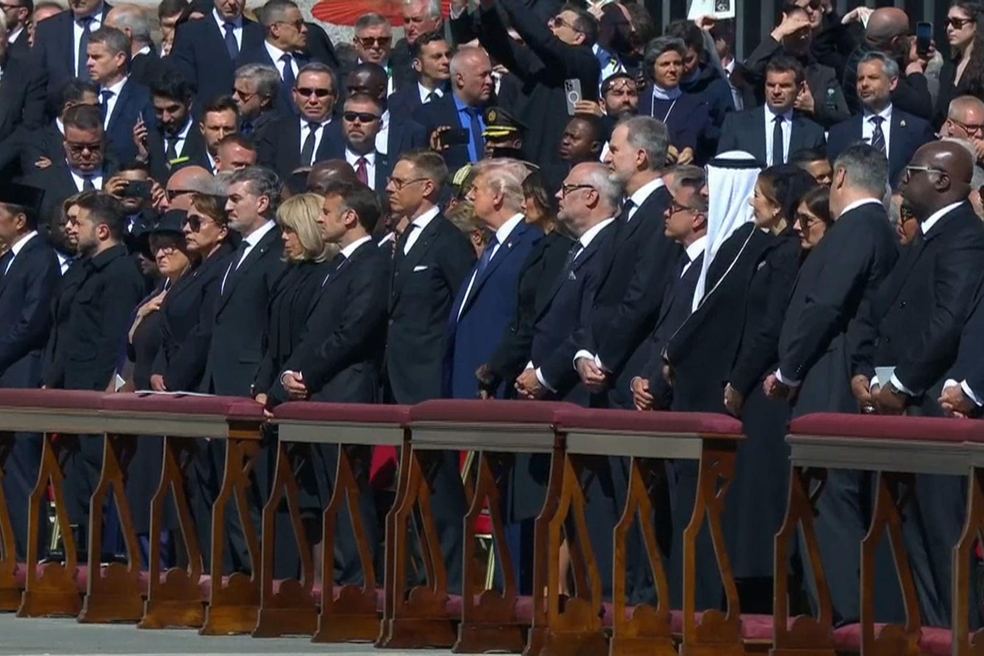 CIUDAD DEL VATICANO, 26/04/2025.- Captura de video de la señal Vatican Media, el rey Felipe VI; el presidente de Estados Unidos, Donald Trump; el de Francia, Emmanuel Macron y el de Ucrania, Volódimir Zelenski, en la plaza de San Pedro para asistir este sábado al funeral por el papa Francisco. EFE/Vatican Media -SOLO USO EDITORIAL/SOLO DISPONIBLE PARA ILUSTRAR LA NOTICIA QUE ACOMPAÑA (CRÉDITO OBLIGATORIO)-: