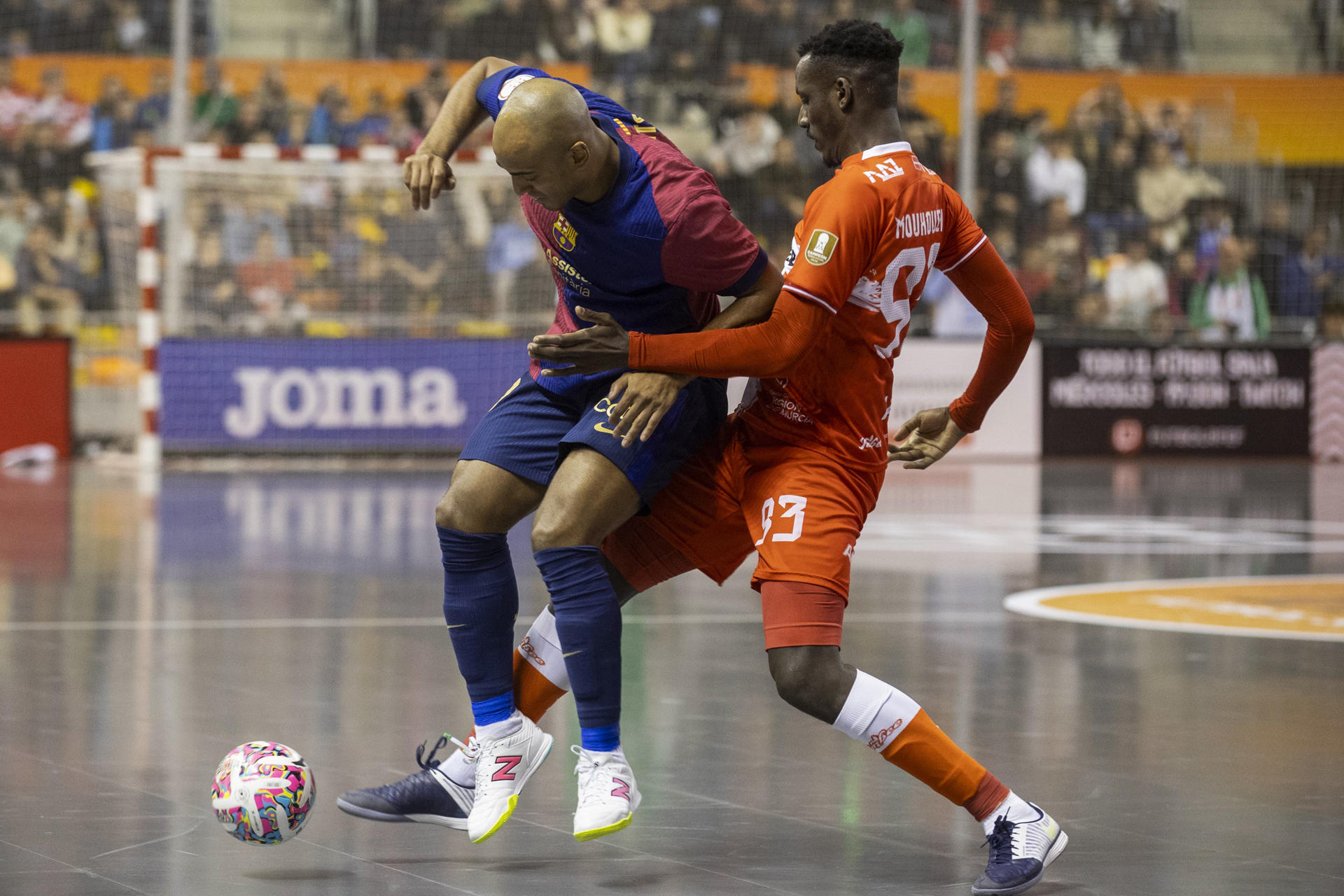 El jugador brasileño del Barcelona Fits (i) protege un balón ante el jugador del Jimbee Cartagena Souheil Mouhoudine, durante el partido de semifinales de la pasada Supercopa de España. EFE/Marcial Guillén