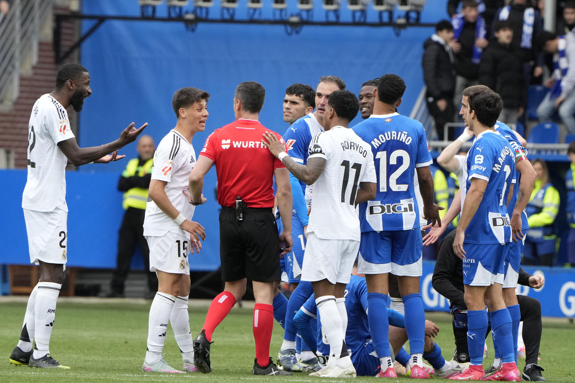 Jugadores de ambos equipos hablan con el árbitro Soto Grado este domingo, durante el partido de la jornada 31 de LaLiga EA Sports, entre el Deportivo Alavés y Real Madrid, en el estadio de Mendizorrotza de Vitoria. EFE/ Adrian Ruiz Hierro