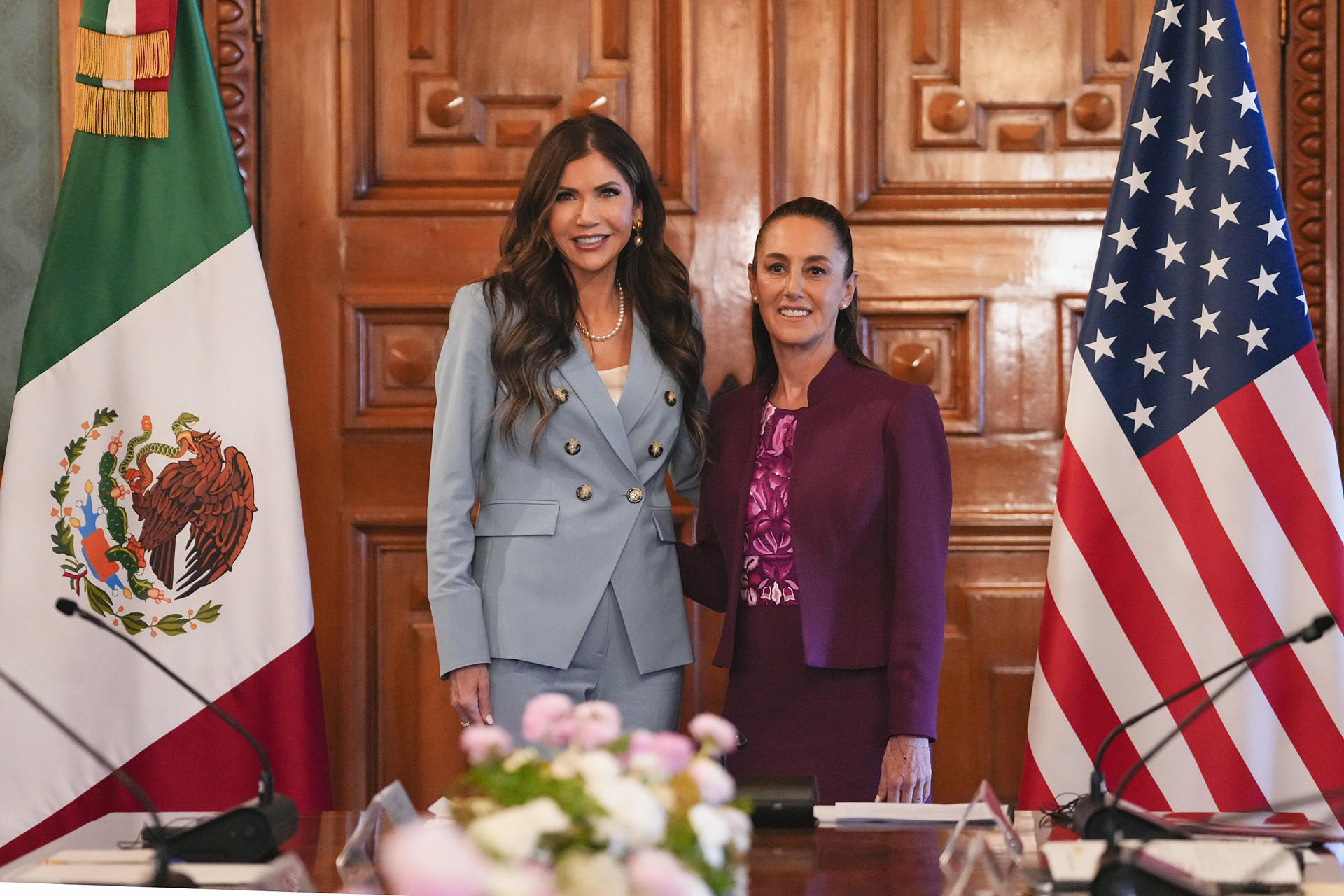 Fotografía cedida por la Presidencia de México de la mandataria mexicana, Claudia Sheinbaum (d), junto a la secretaria de Seguridad Nacional de Estados Unidos, Kristi Noem. EFE/ Presidencia De México