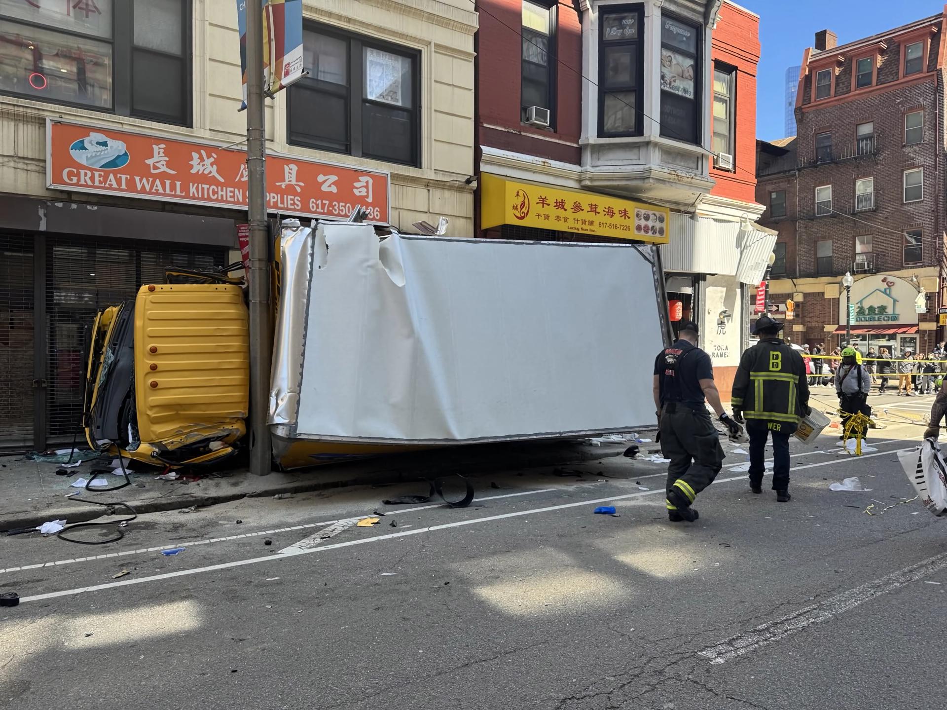 Fotografía cedida por el Departamento de Bomberos de Boston de un camión de reparto volcado en una acera, en el barrio Chino de Boston (Estados Unidos). EFE/Bomberos Boston