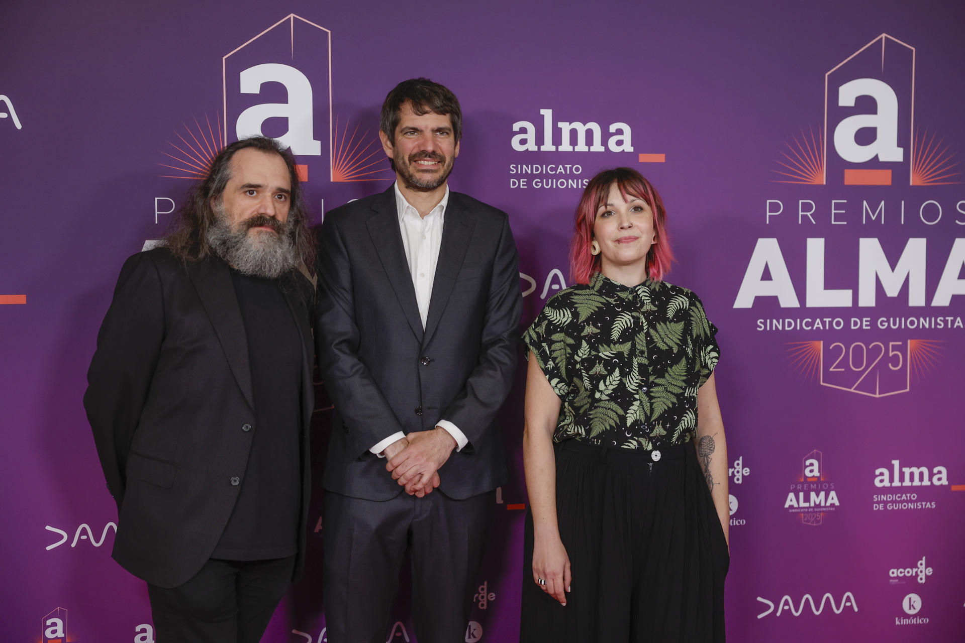 El presidente de Alma, el guionista Carlos Molinero (i), el ministro de Cultura, Ernest Urtasun (c), y la vicepresidenta primera de ALMA, Alba Lucío, posan este miércoles, en la gala de entrega de los Premios del Sindicato de Guionistas ALMA celebrada en el Cine Capitol de Madrid. EFE/ Juanjo Martín