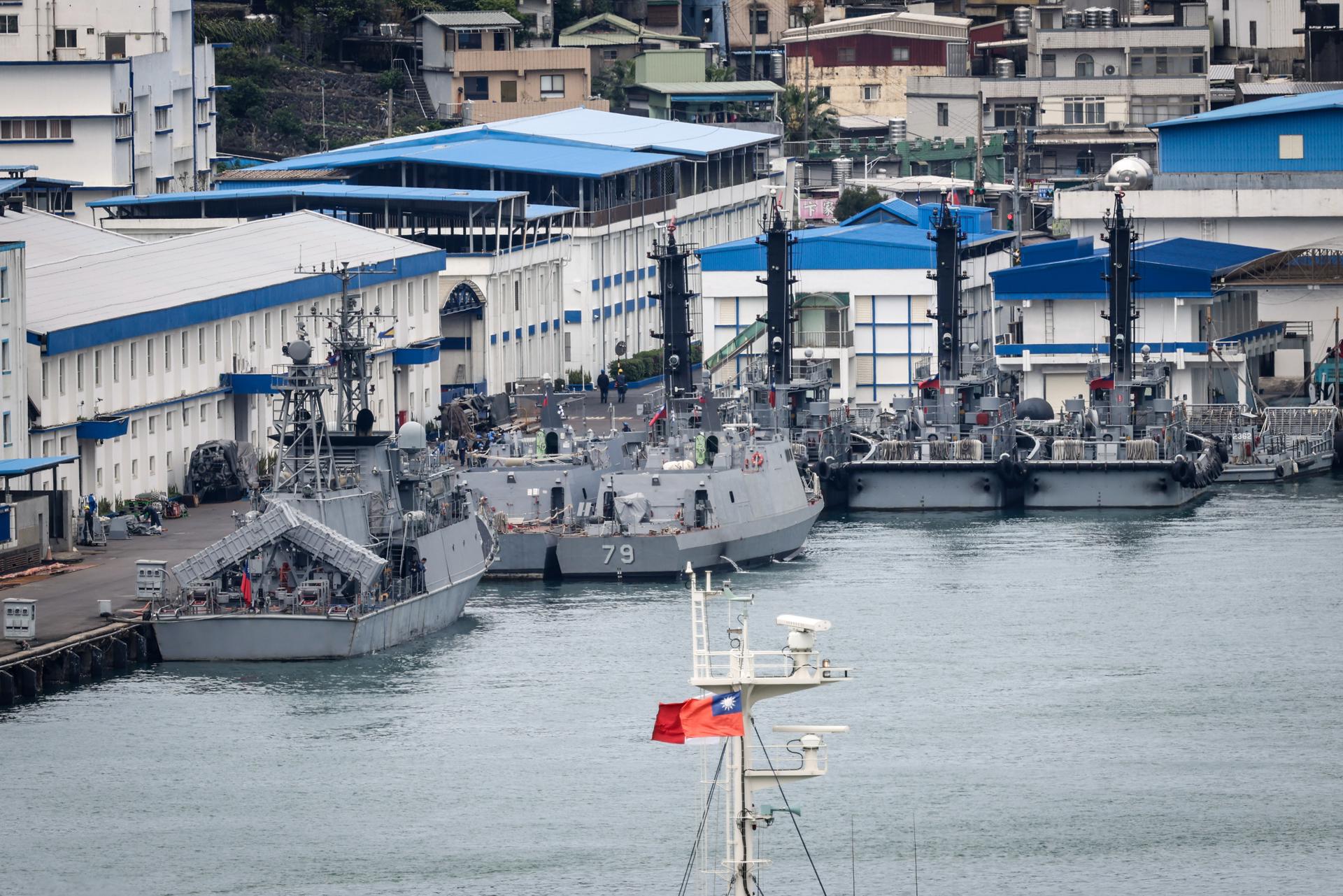 Buques de la Armada de Taiwán anclan en el puerto de Keelung, en la ciudad de Keelung, Taiwán, 02 de abril de 2025. 
EFE/EPA/RITCHIE B. TONGO