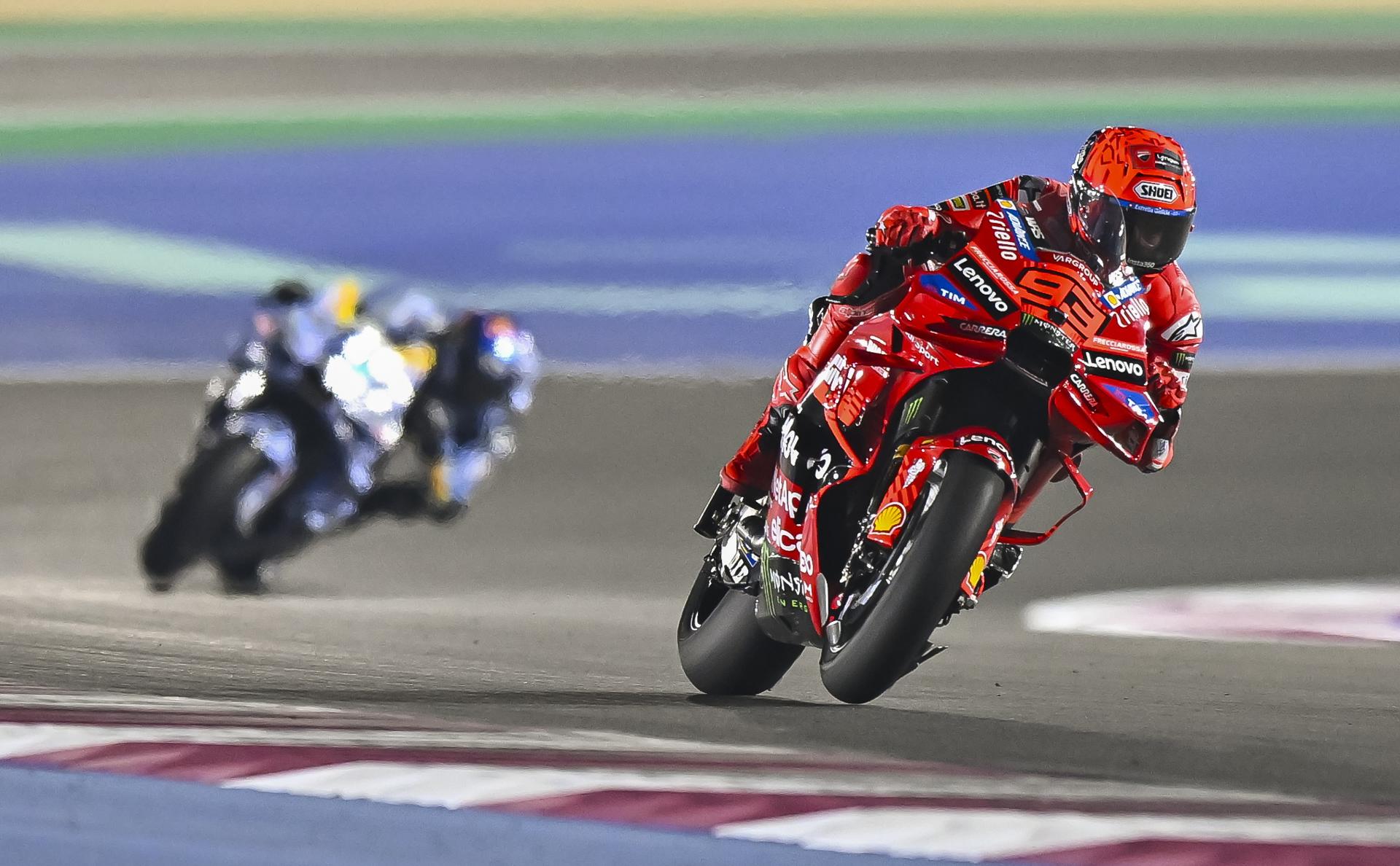 El piloto español de MotoGP Marc Marquez, del equipo Ducati Lenovo Team, en acción durante la carrera al 'Sprint'en el circuito de Lusail. EFE/EPA/NOUSHAD THEKKAYIL