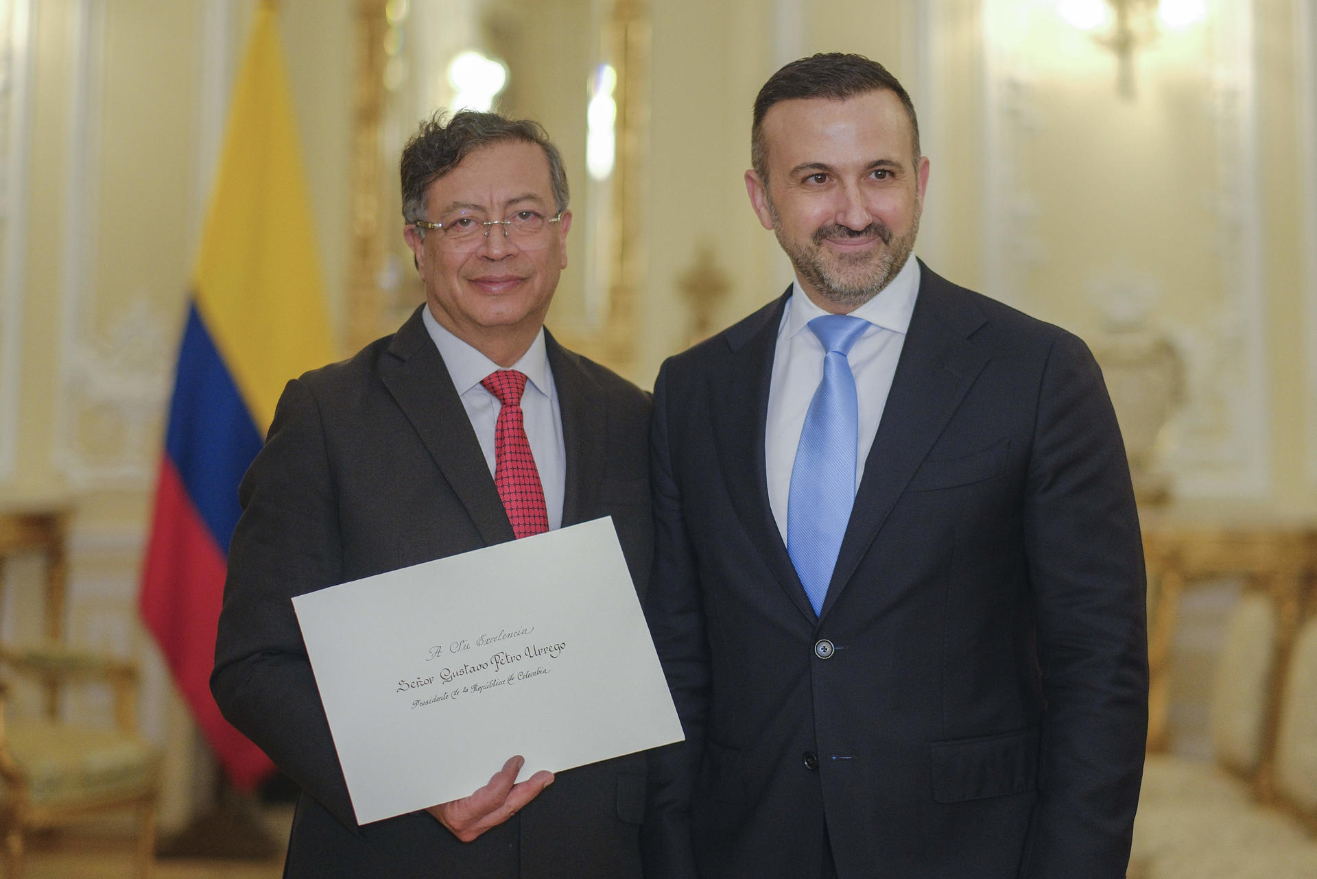 Fotografía cedida por la Presidencia de Colombia que muestra al presidente, Gustavo Petro (i), posando junto al embajador de España en este país, Santiago Jimenez Martín, durante la presentación de credenciales este miércoles en Bogotá. EFE/ Presidencia de Colombia