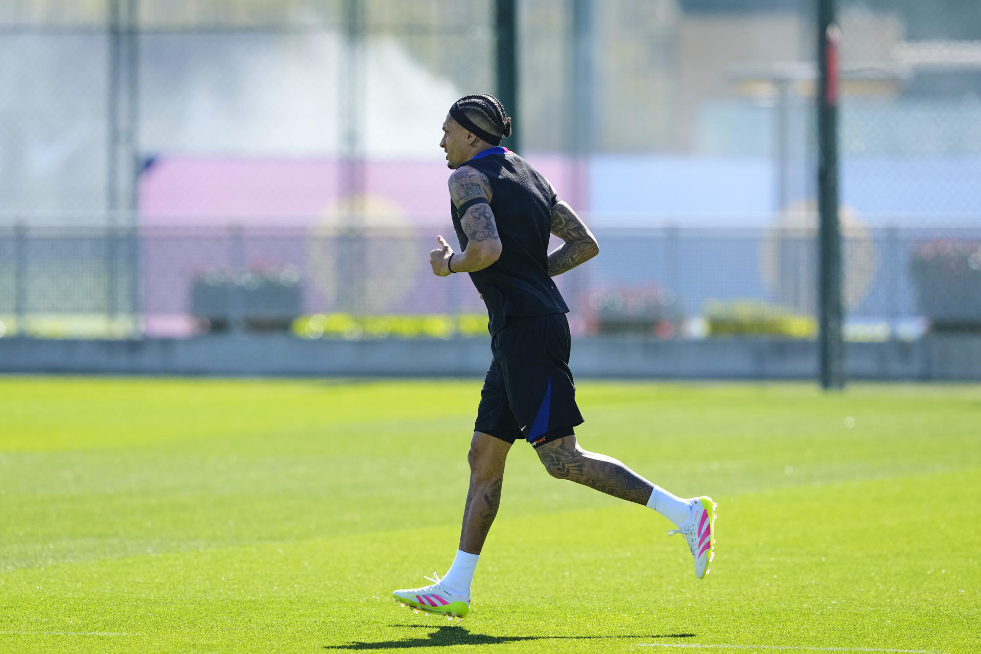 El jugador del FC Barcelona Raphinha durante el entrenamiento que el equipo azulgrana ha realizado este martes en la ciudad deportiva Joan Gamper para preparar el partido de vuelta de semifinales de la Copa del Rey que mañana disputarán ante el Atlético de Madrid. EFE/Alejandro García