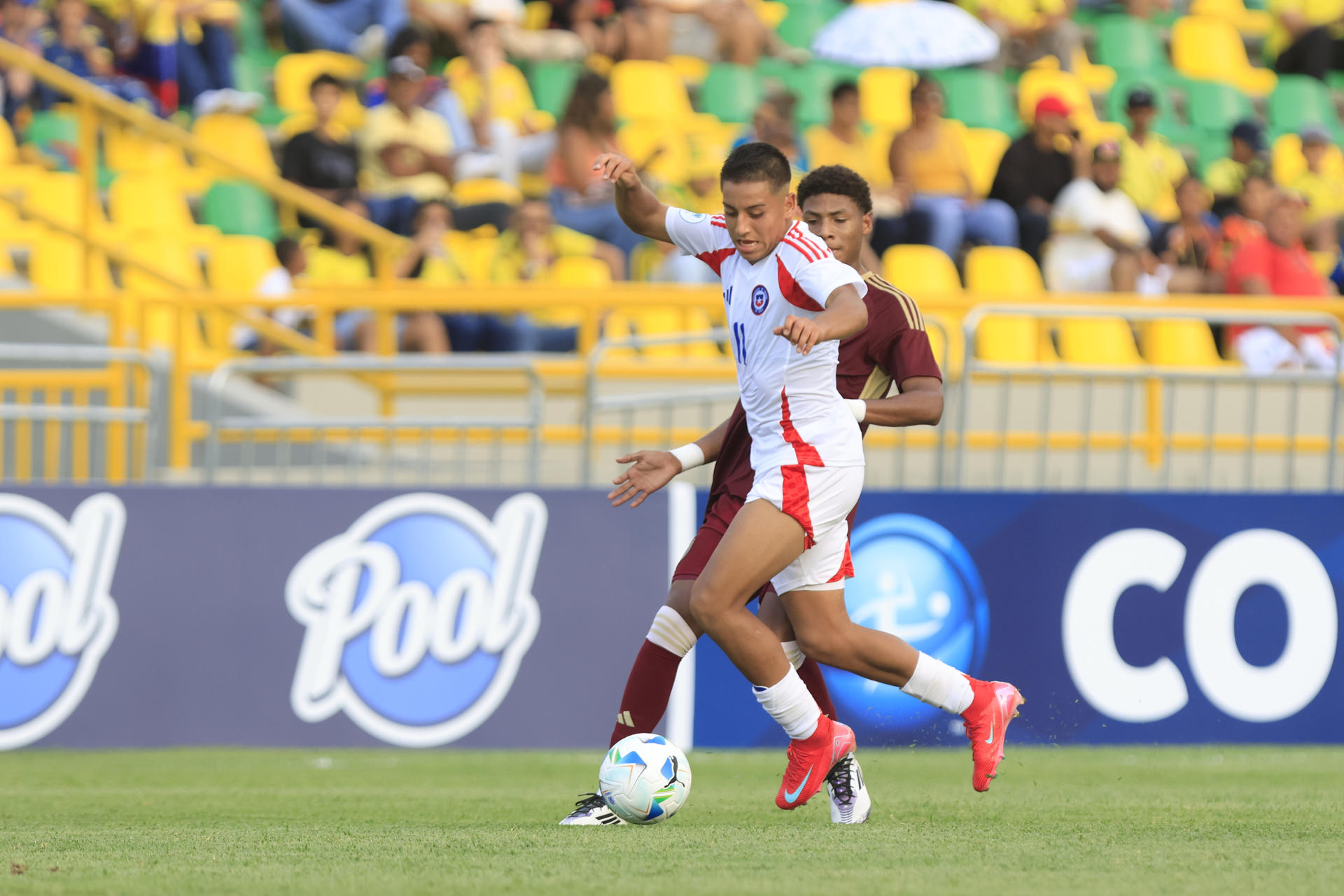 El chileno Andher González (adelante) resiste la marca del venezolano John Mancilla este sábado, durante el partido por el tercer puesto del Sudamericano de fútbol sub-17 que la Vinotinto ganó por 3-0 a la Roja en el estadio Jaime Morón, de la ciudad colombiana de Cartagena. EFE/ Ricardo Maldonado Rozo