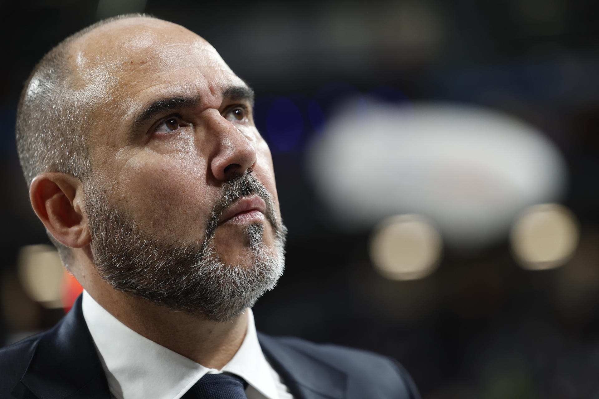 El entrenador del Real Madrid, Chus Mateo, durante el partido de clasificación de la Euroliga de baloncesto ante el Paris Basketball, el pasado martes. EFE/Mariscal