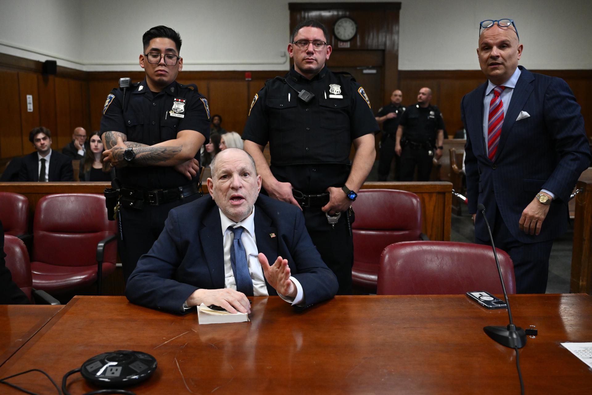 El productor de cine Harvey Weinstein (c) comparece ante el tribunal para su nuevo juicio en el Tribunal Penal de Manhattan en Nueva York. EFE/EPA/ANGELA WEISS / POOL