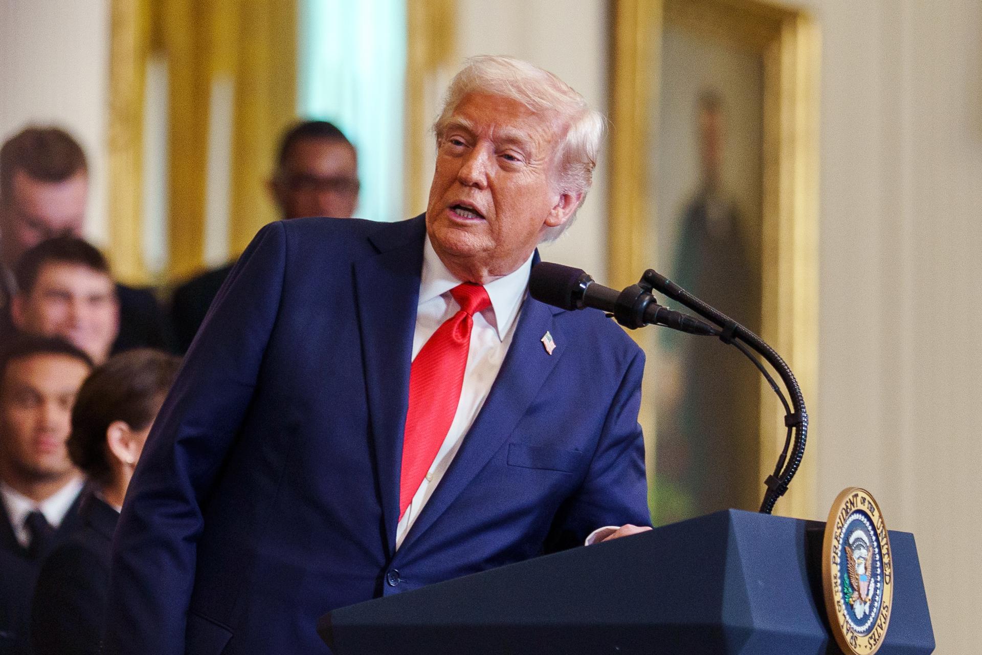 El presidente estadounidense, Donald Trump, firmó una orden ejecutiva que busca reducir los precios de los medicamentos, acelerar la aprobación de los productos genéricos y mejorar la eficiencia del programa de salud Medicare, con una concesión a las farmacéuticas. EFE/EPA/WILL OLIVER