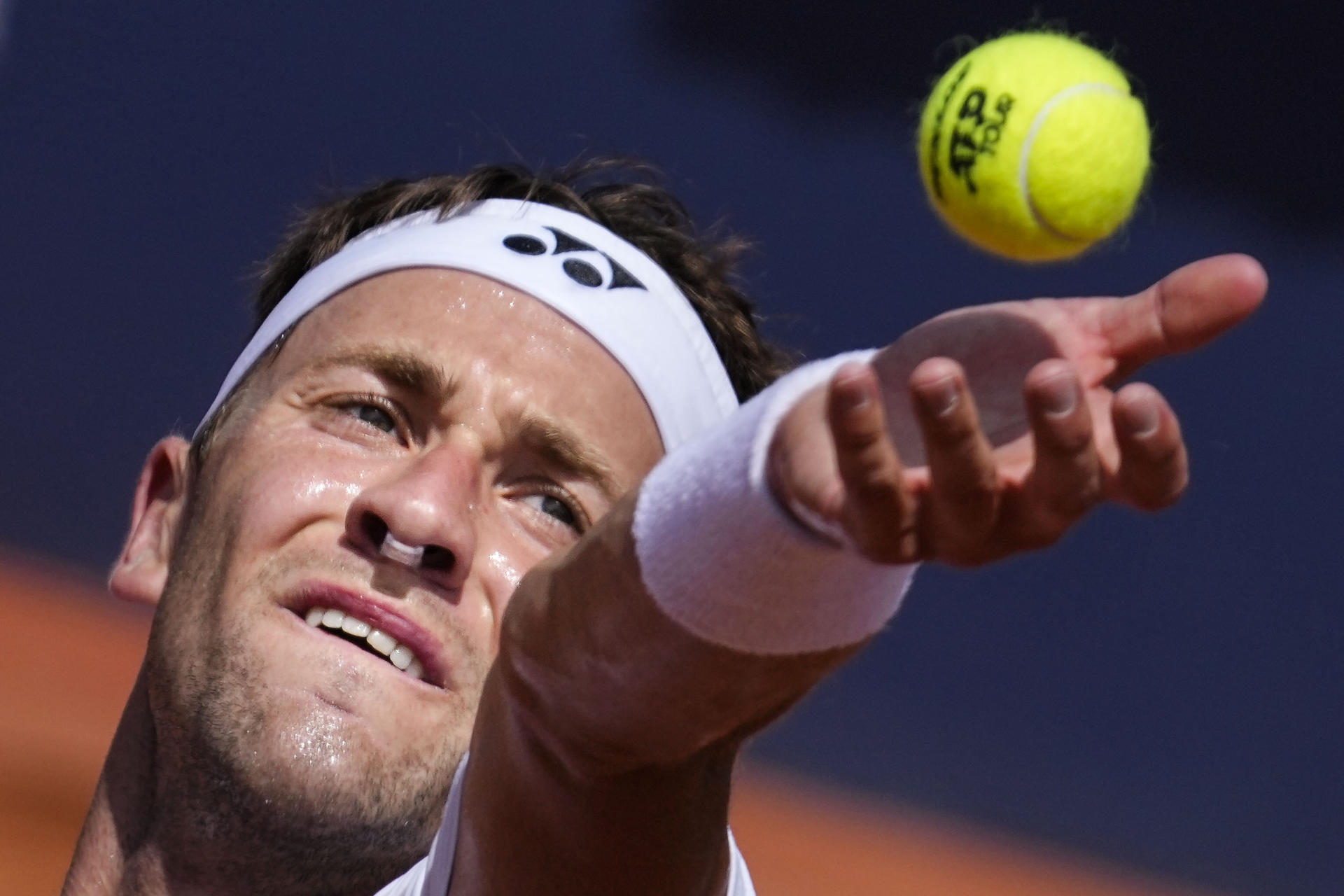 El tenista noruego Casper Ruud durante el partido de cuartos de final del Barcelona Open Banc Sabadell-Trofeo Conde de Godó disputado ante el danés, Holger Rune, este viernes en Barcelona. EFE/ Enric Fontcuberta