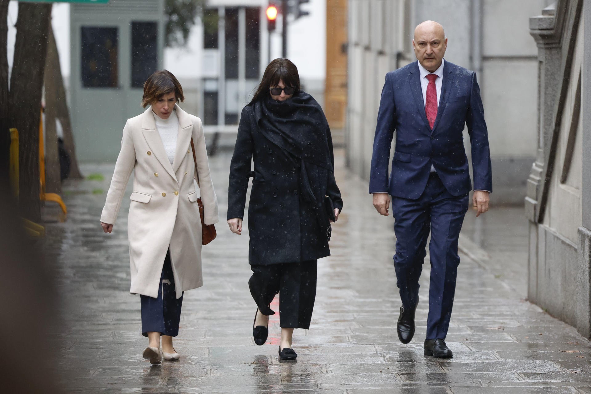 La empresa pública Ineco ha remitido al Tribunal Supremo la documentación de los partes de trabajo de Jessica Rodríguez (en la foto, con gafas negras), expareja del exministro Jose Luis Ábalos, en la que queda claro que trabajó 3.684 horas en diferentes proyectos de ADIF (Administrador de Infraestructuras Ferroviarias). EFE/ Javier Lizon (archivo)