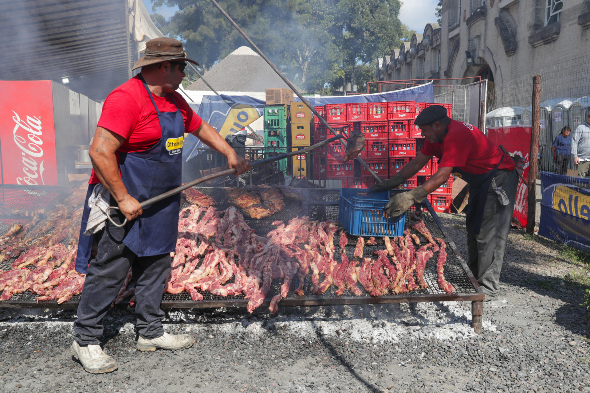 Personas cocinan en una parrilla durante la 98 edición de la Semana Criolla de Uruguay este miércoles, en el predio ferial Rural del Prado, en Montevideo (Uruguay). EFE/ Alejandro Prieto