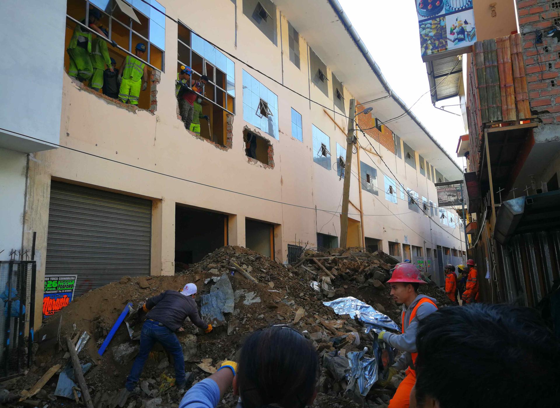 Fotografía de archivo que muestra a los cuerpos de rescate cerca de un deslizamiento de tierra en una calle de Retamas, en la provincia de Pataz (Perú). EFE/ Audias Torres Coronel