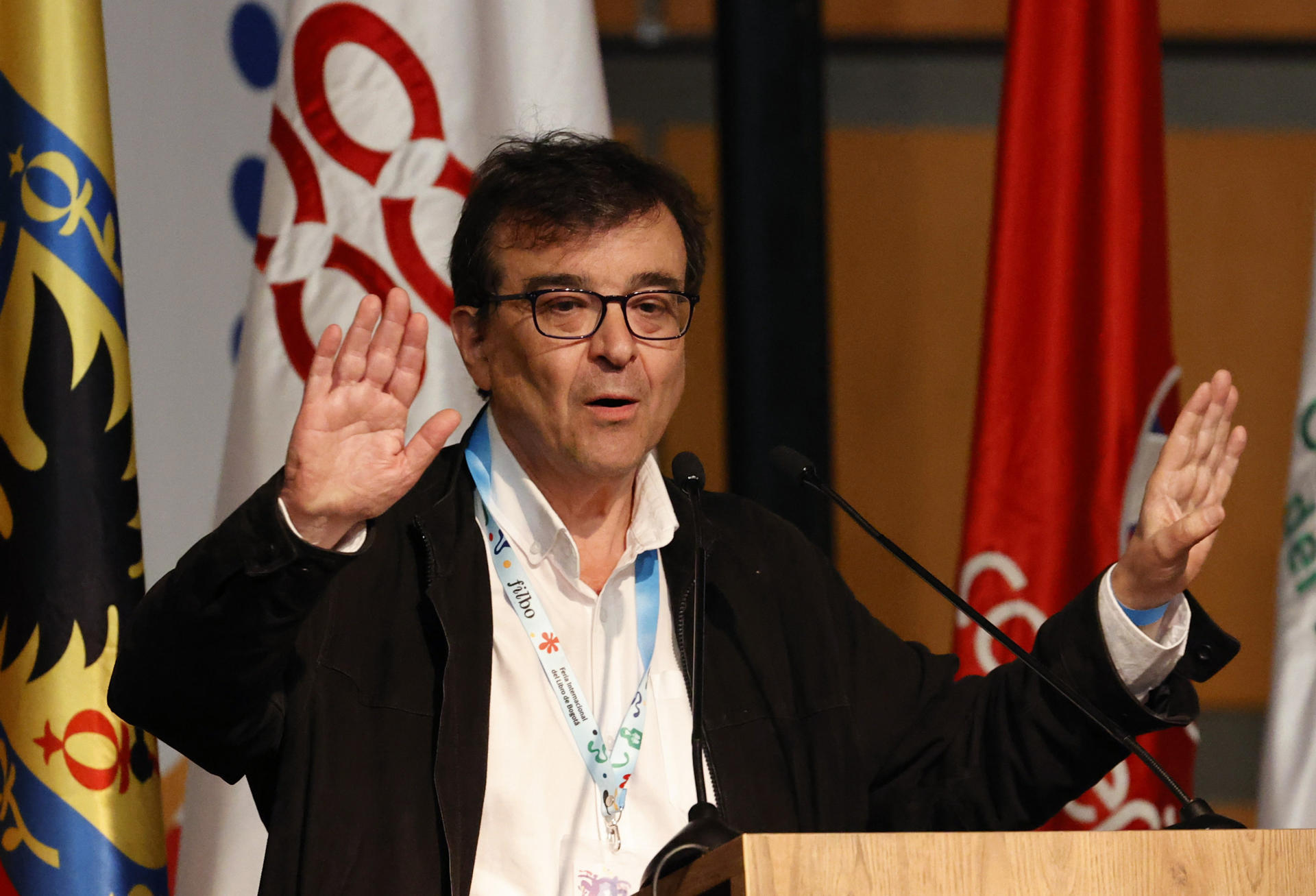 El escritor español Javier Cercas habla durante la inauguración de la XXXVII Feria Internacional del Libro de Bogotá (FilBo), que tiene a España como país invitado de honor. EFE/Mauricio Dueñas Castañeda