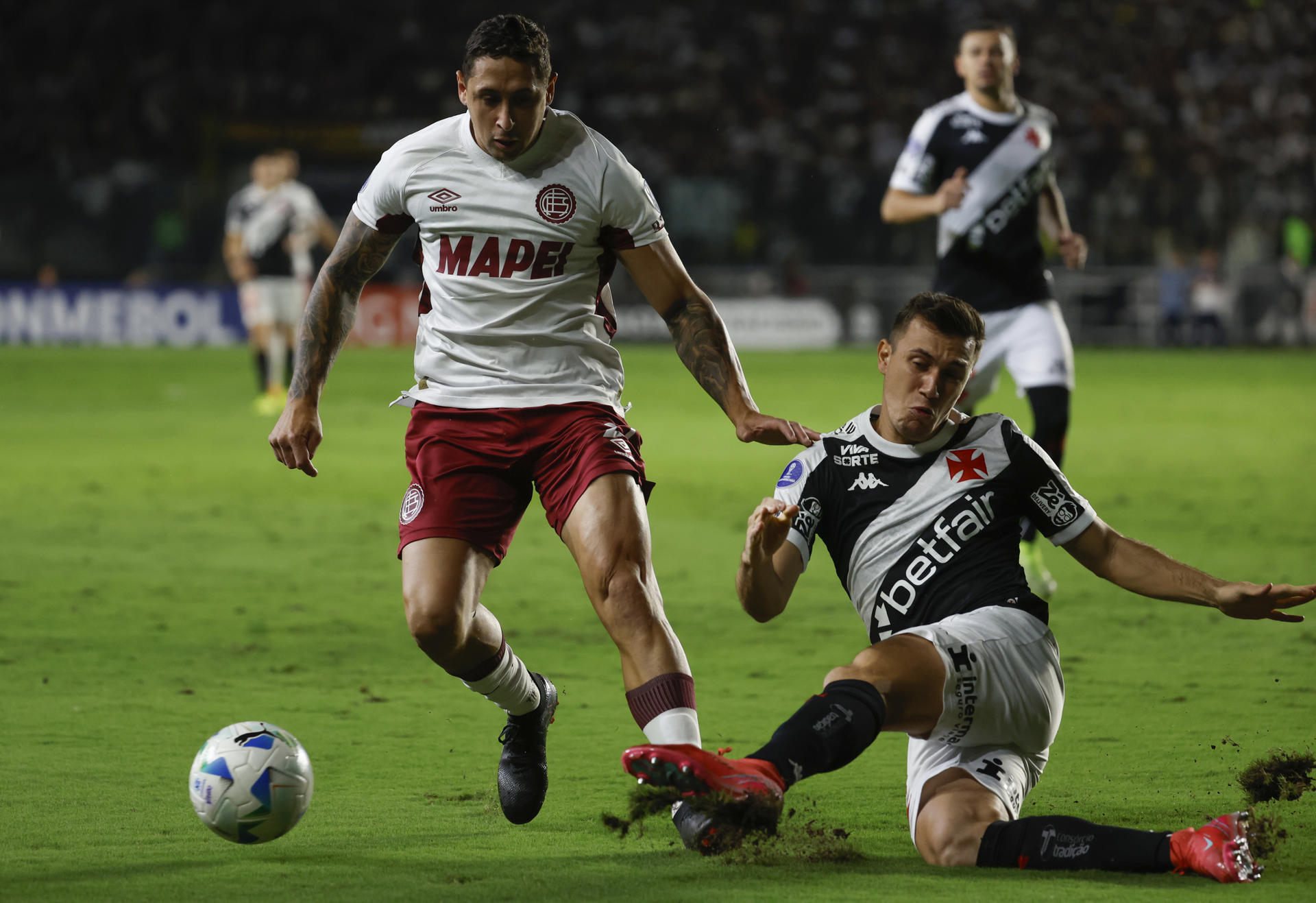 Lucas Pitón (d) de Vasco da Gama disputa el balón con Armando Méndez de Lanús en un partido de la fase de grupos de la Copa Sudamericana. EFE/ Antonio Lacerda