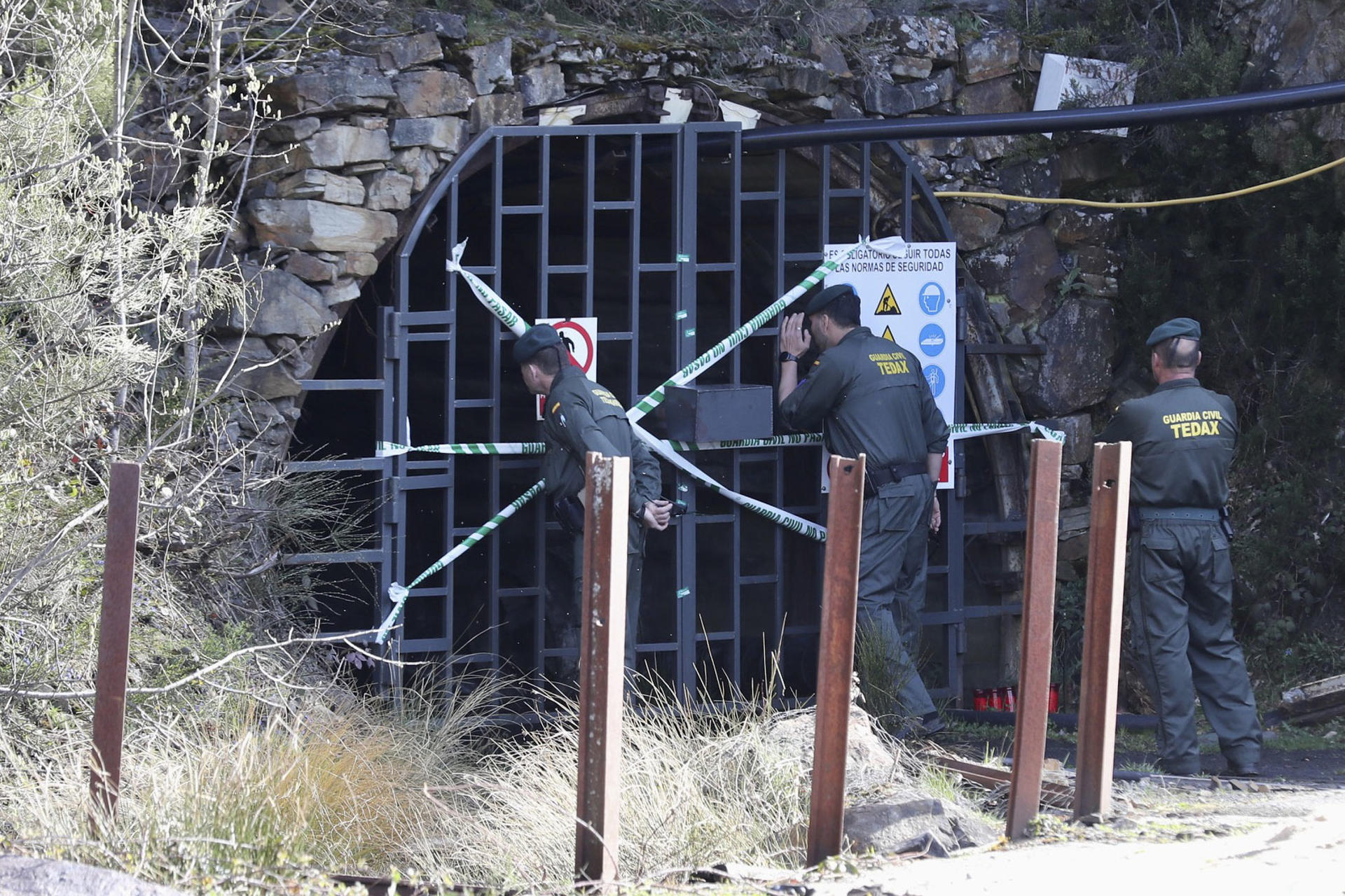 Exterior este martes de la mina de Cerredo, en la que el pasado 31 de marzo murieron cinco trabajadores y otros cuatro resultaron heridos a causa de una explosión. EFE/J.L.Cereijido.