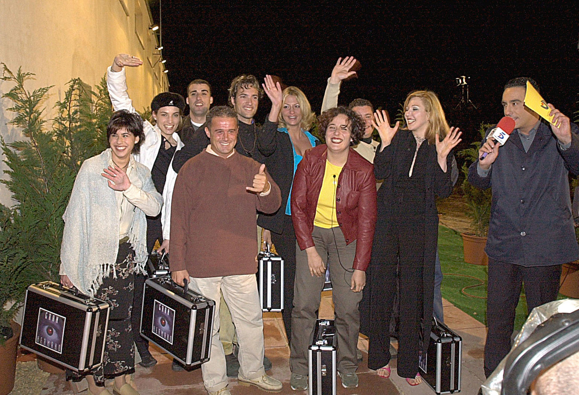 Hoy hace 25 años se emitió por primera vez el programa que supuso un antes y un después en la forma de entender la relación entre la audiencia y la televisión: 'Gran Hermano' abrió las puertas a la telerrealidad en España, y ha tenido muchos 'hijos' después, pero ya sin aquella frescura que da lo desconocido. EFE/Mediaset España.